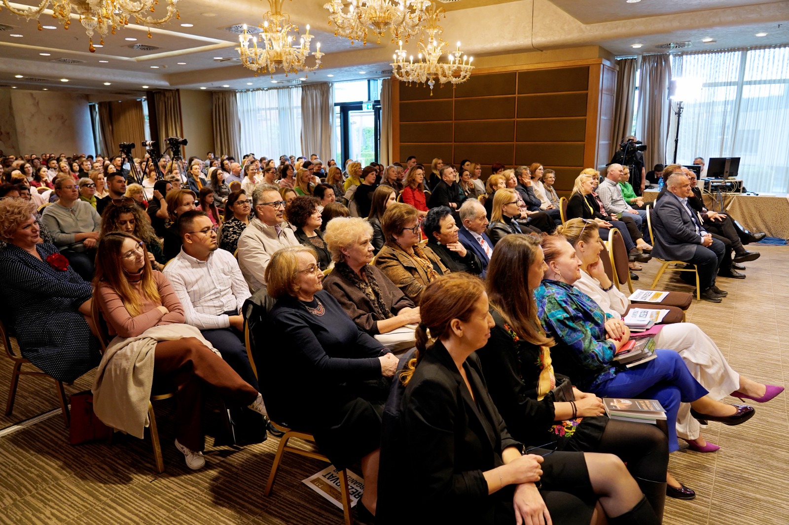 Părintele Constantin Necula le-a vorbit ieșenilor despre adolescenți, rugăciune și înviere la Târgul de Carte LIBREX 2025