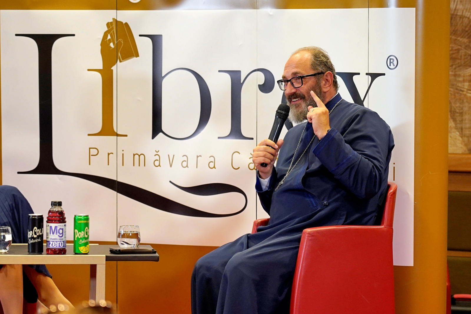 Părintele Constantin Necula le-a vorbit ieșenilor despre adolescenți, rugăciune și înviere la Târgul de Carte LIBREX 2025