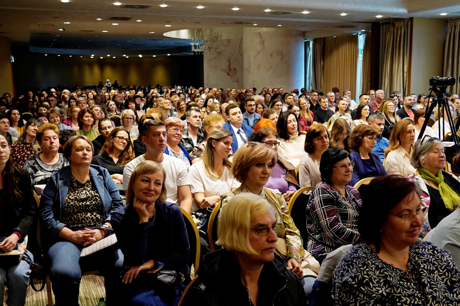 Părintele Constantin Necula le-a vorbit ieșenilor despre adolescenți, rugăciune și înviere la Târgul de Carte LIBREX 2025