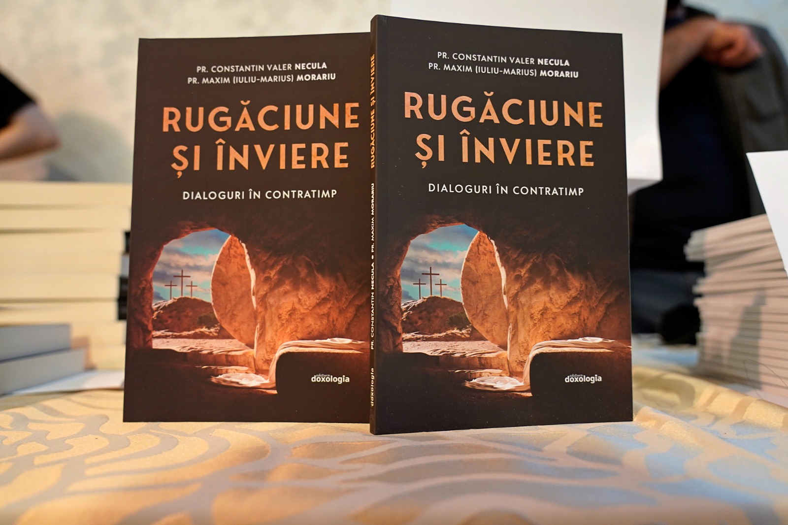 Părintele Constantin Necula le-a vorbit ieșenilor despre adolescenți, rugăciune și înviere la Târgul de Carte LIBREX 2025