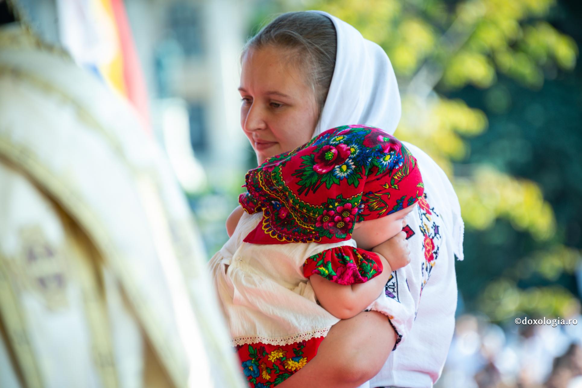 „Decalogul duhovnicesc al mamei” – o iubire de fiecare zi, până în Veșnicie / Foto: Tudorel Rusu „Decalogul duhovnicesc al mamei” – ajută-ți copiii să se simtă iubiți