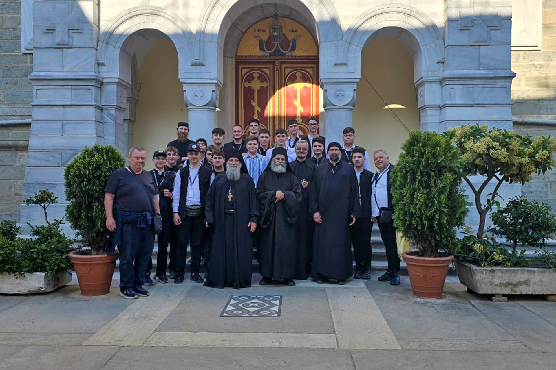 Elevi seminariști ieșeni, în pelerinaj la Sfântul Munte Athos Elevi seminariști ieșeni, în pelerinaj la Sfântul Munte Athos