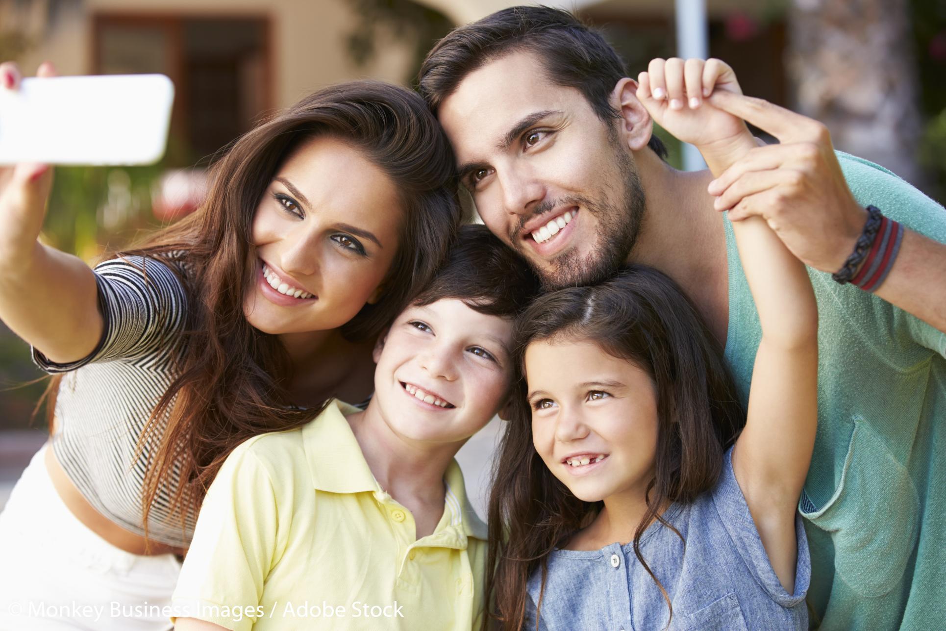 familie care isi face selfie