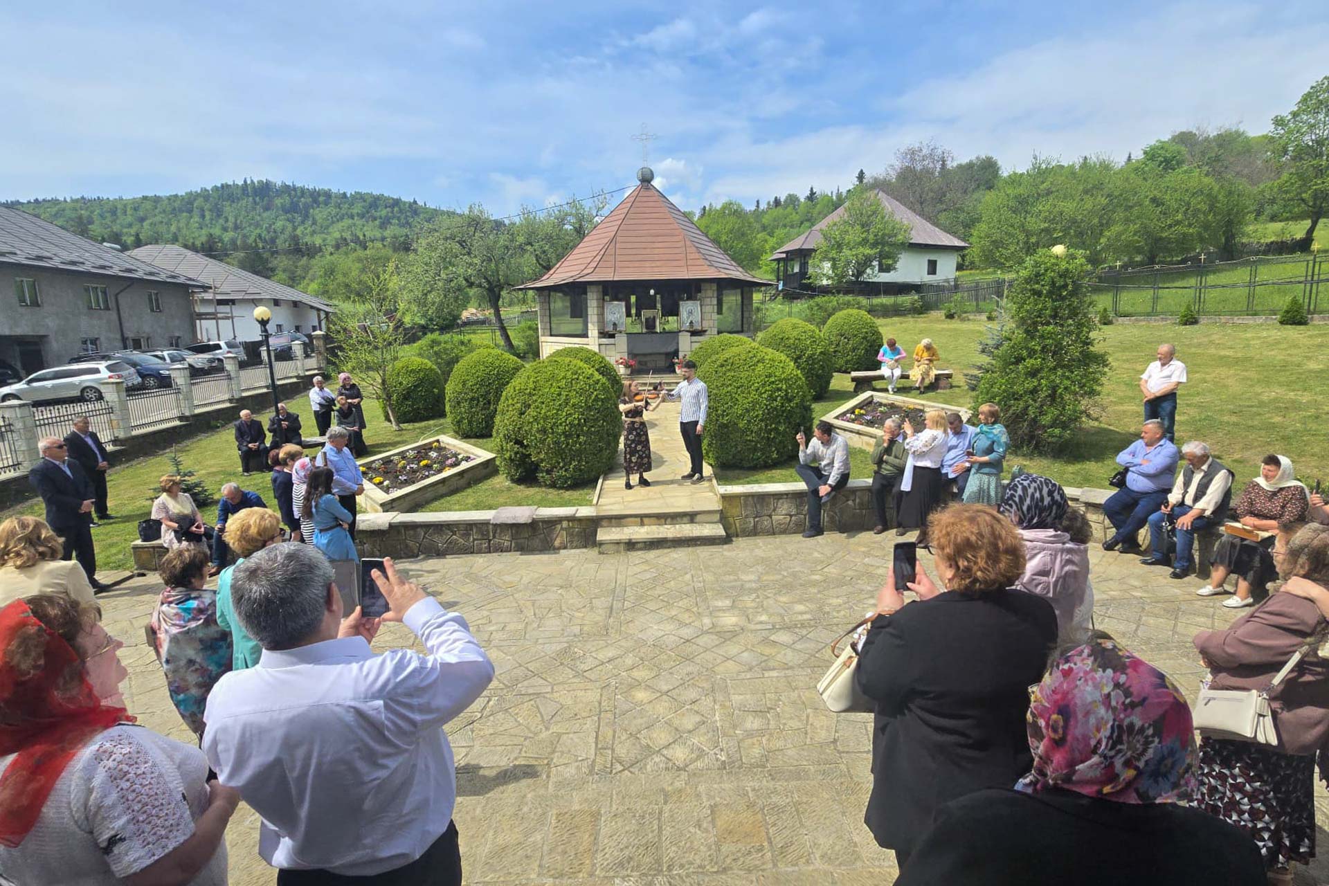 George Enescu, pomenit la Schitul Vovidenia al Mănăstirii Neamț, la împlinirea celor 70 de ani de la mutarea la cele veșnice George Enescu, pomenit la Schitul Vovidenia al Mănăstirii Neamț, la împlinirea celor 70 de ani de la mutarea la cele veșnice