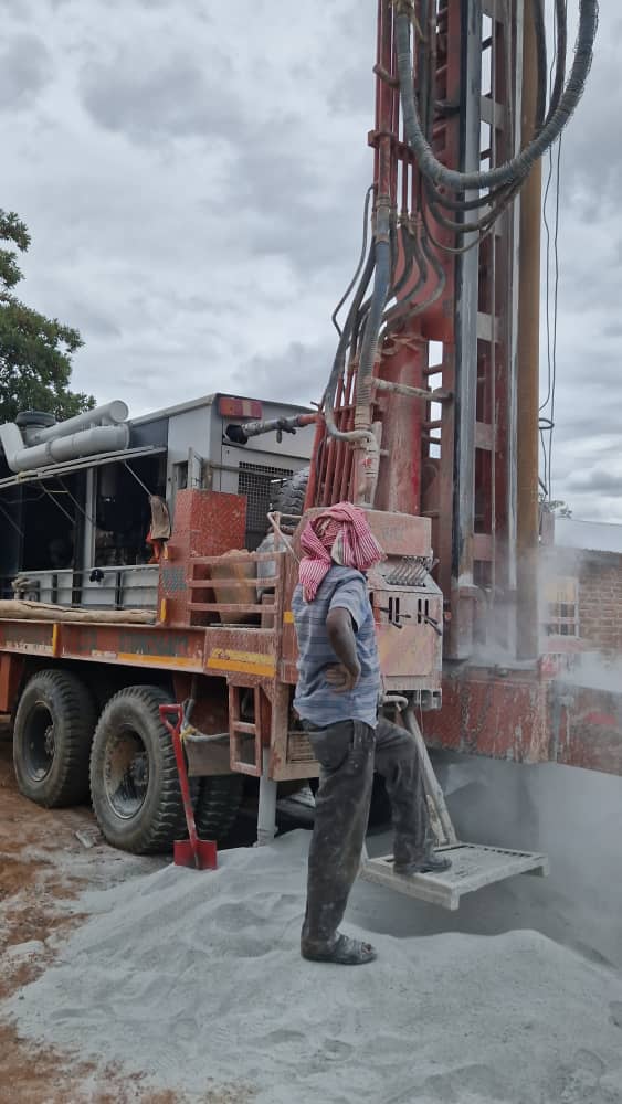 La Mbumi în Tanzania săpăm o fântână