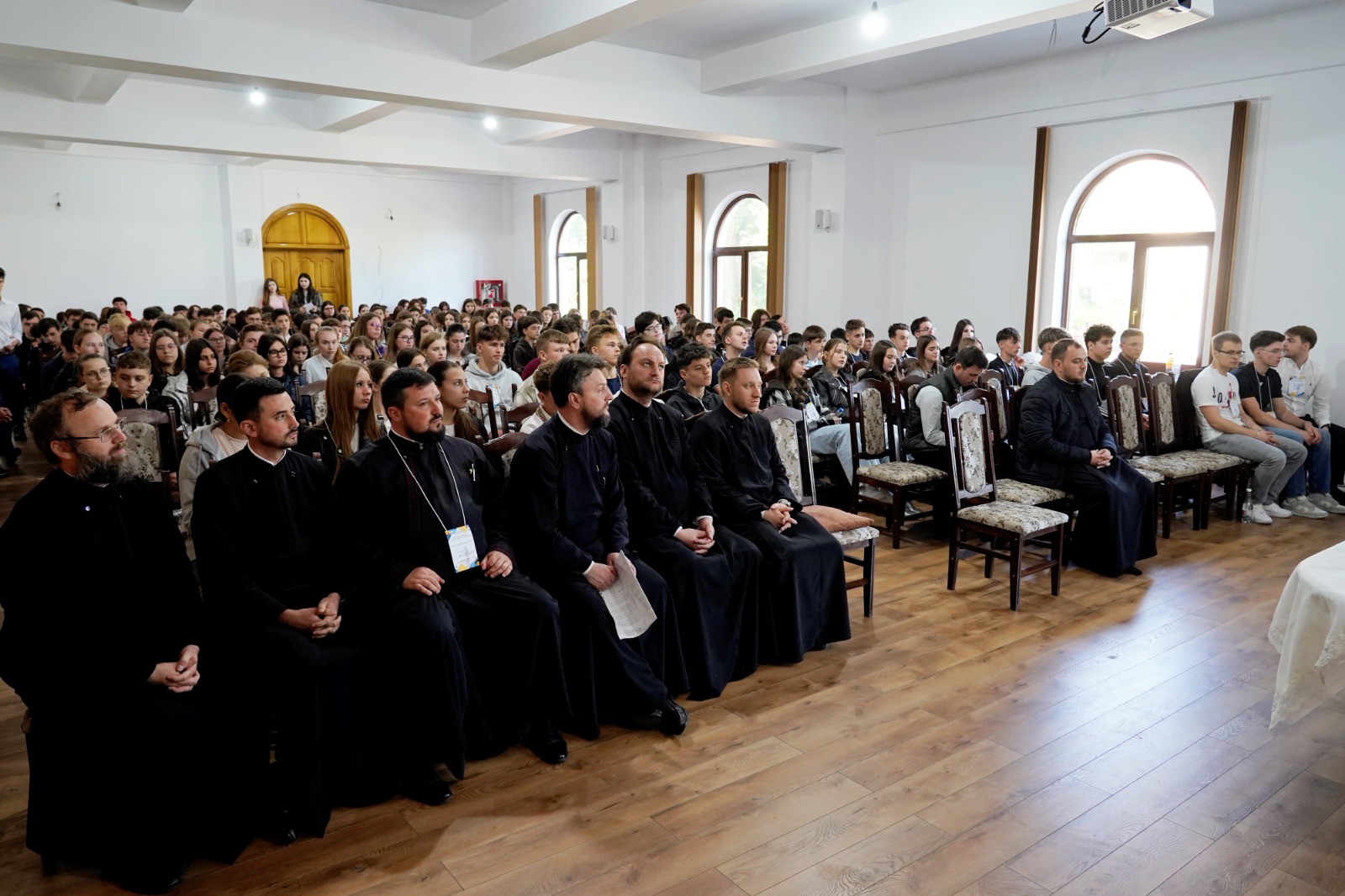 Peste 200 de tineri botoșăneni s-au întâlnit pentru a discuta despre Biserică. PS Nichifor Botoșăneanul, prezent printre ei: „Să vă bucurați de întâlnirea cu Dumnezeu, adevărata bucurie”