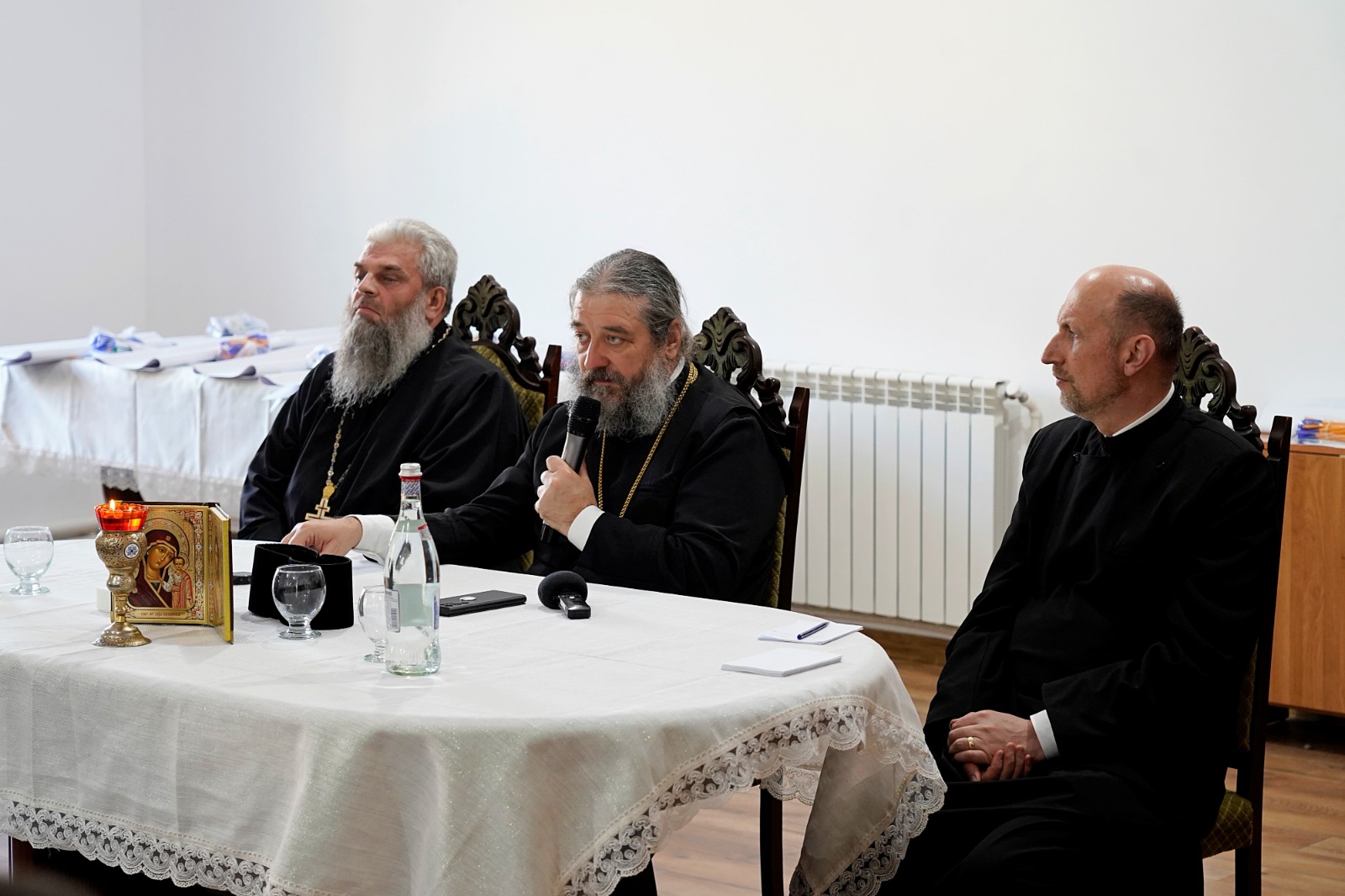 Peste 200 de tineri botoșăneni s-au întâlnit pentru a discuta despre Biserică. PS Nichifor Botoșăneanul, prezent printre ei: „Să vă bucurați de întâlnirea cu Dumnezeu, adevărata bucurie”