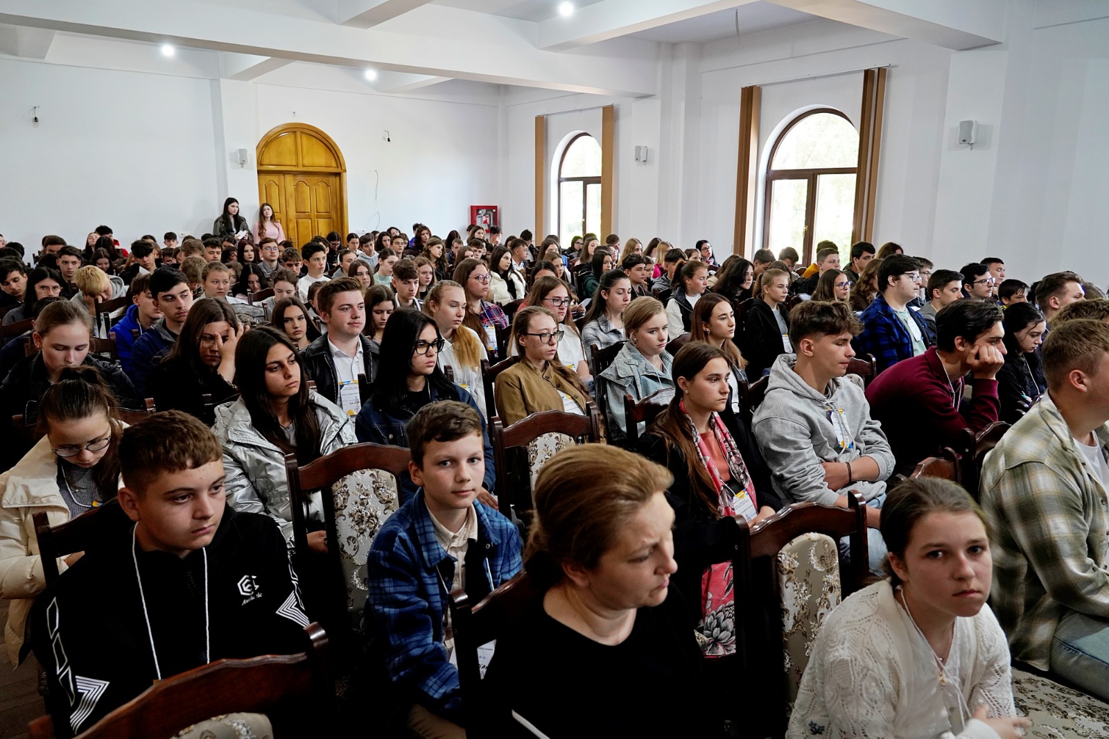 Peste 200 de tineri botoșăneni s-au întâlnit pentru a discuta despre Biserică. PS Nichifor Botoșăneanul, prezent printre ei: „Să vă bucurați de întâlnirea cu Dumnezeu, adevărata bucurie”