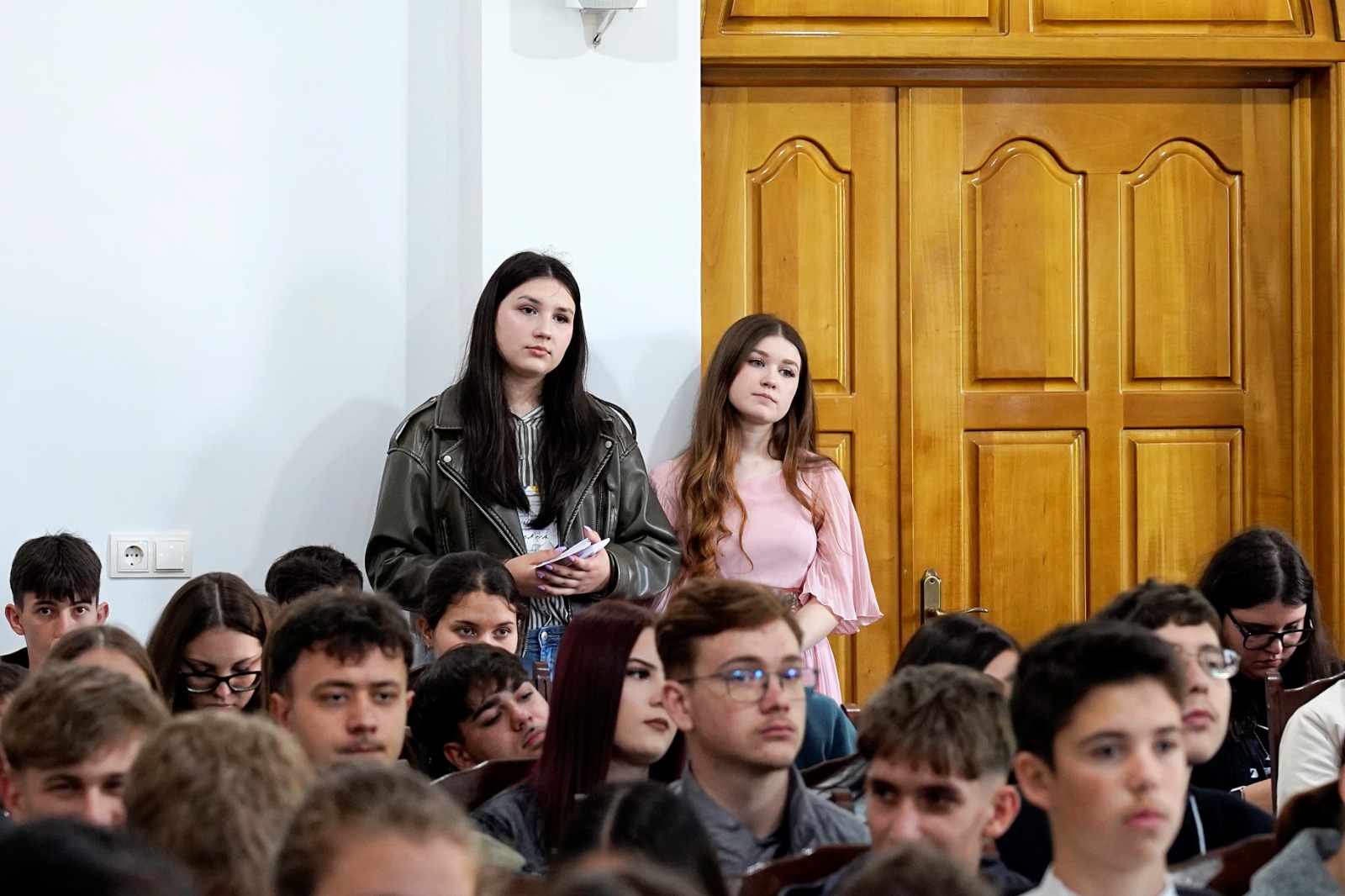 Peste 200 de tineri botoșăneni s-au întâlnit pentru a discuta despre Biserică. PS Nichifor Botoșăneanul, prezent printre ei: „Să vă bucurați de întâlnirea cu Dumnezeu, adevărata bucurie”