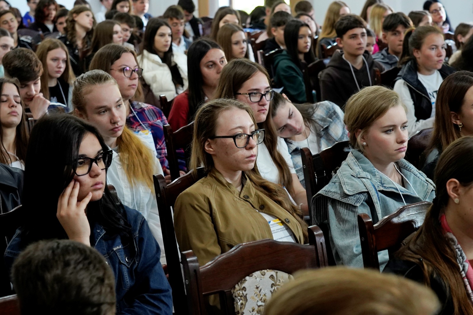 Peste 200 de tineri botoșăneni s-au întâlnit pentru a discuta despre Biserică. PS Nichifor Botoșăneanul, prezent printre ei: „Să vă bucurați de întâlnirea cu Dumnezeu, adevărata bucurie”