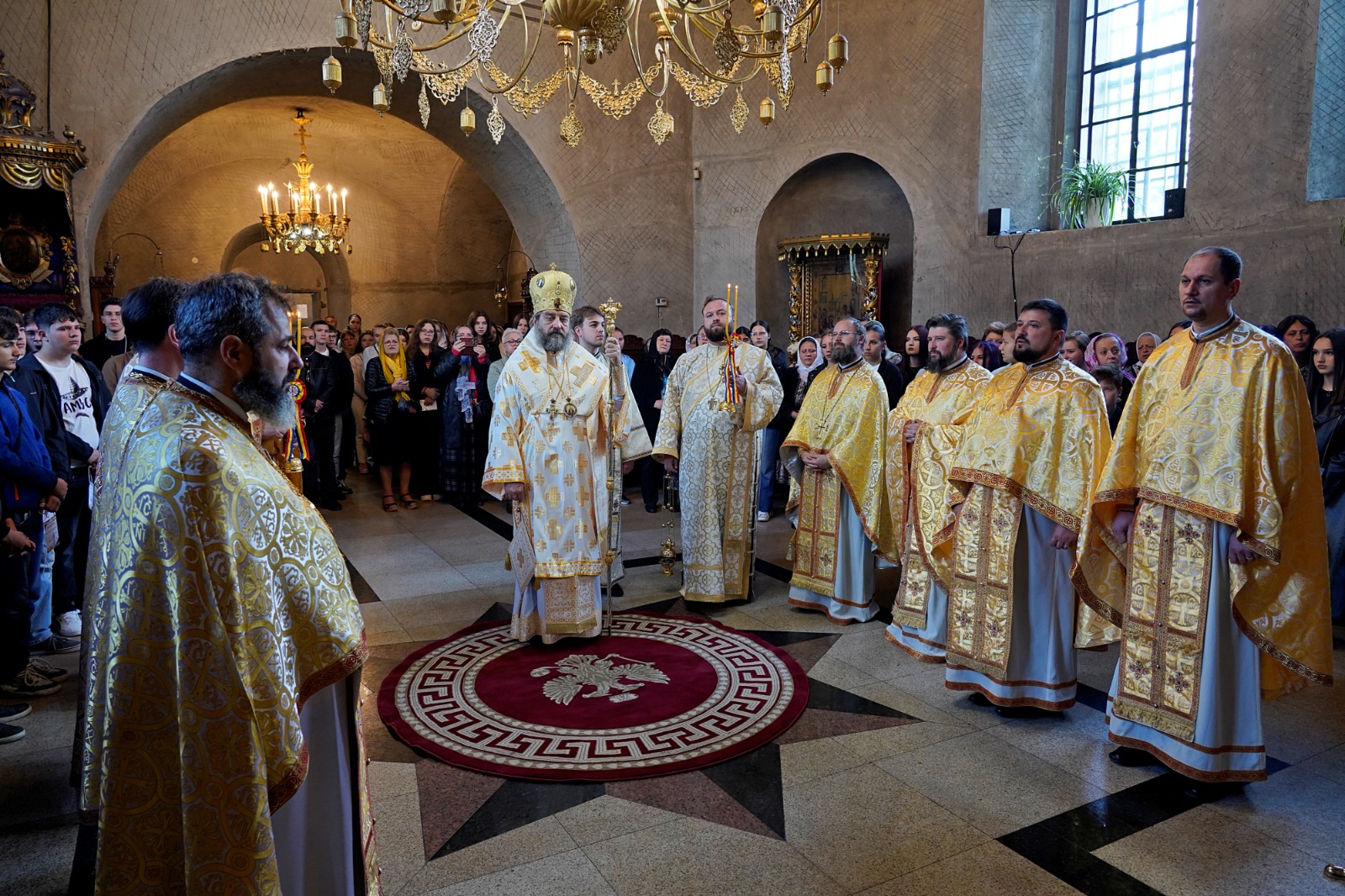 Peste 200 de tineri botoșăneni s-au întâlnit pentru a discuta despre Biserică. PS Nichifor Botoșăneanul, prezent printre ei: „Să vă bucurați de întâlnirea cu Dumnezeu, adevărata bucurie”