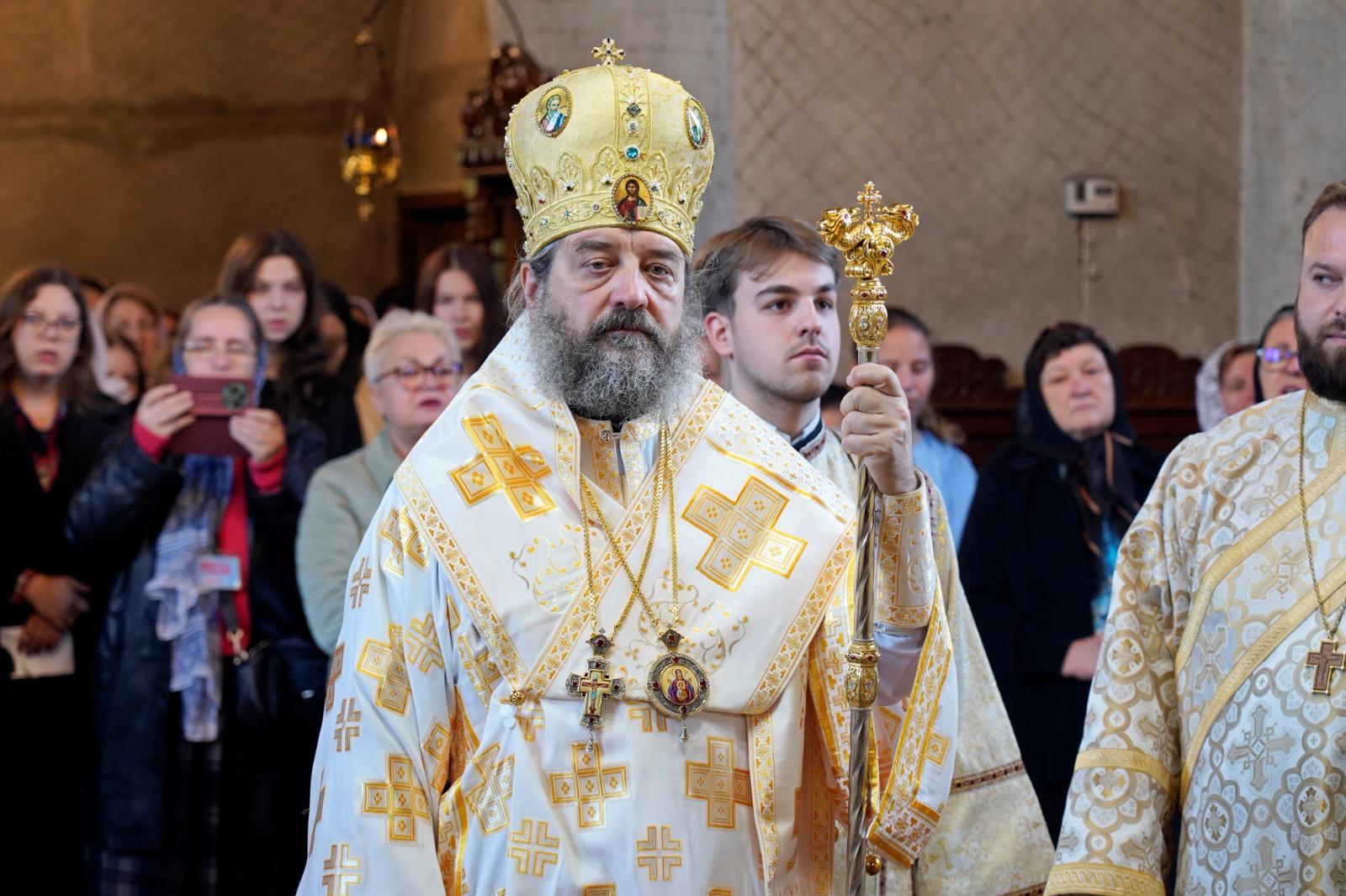 Peste 200 de tineri botoșăneni s-au întâlnit pentru a discuta despre Biserică. PS Nichifor Botoșăneanul, prezent printre ei: „Să vă bucurați de întâlnirea cu Dumnezeu, adevărata bucurie”