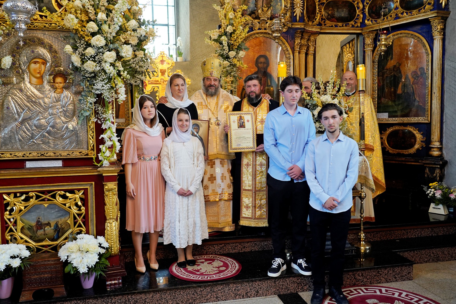 Peste 200 de tineri botoșăneni s-au întâlnit pentru a discuta despre Biserică. PS Nichifor Botoșăneanul, prezent printre ei: „Să vă bucurați de întâlnirea cu Dumnezeu, adevărata bucurie”