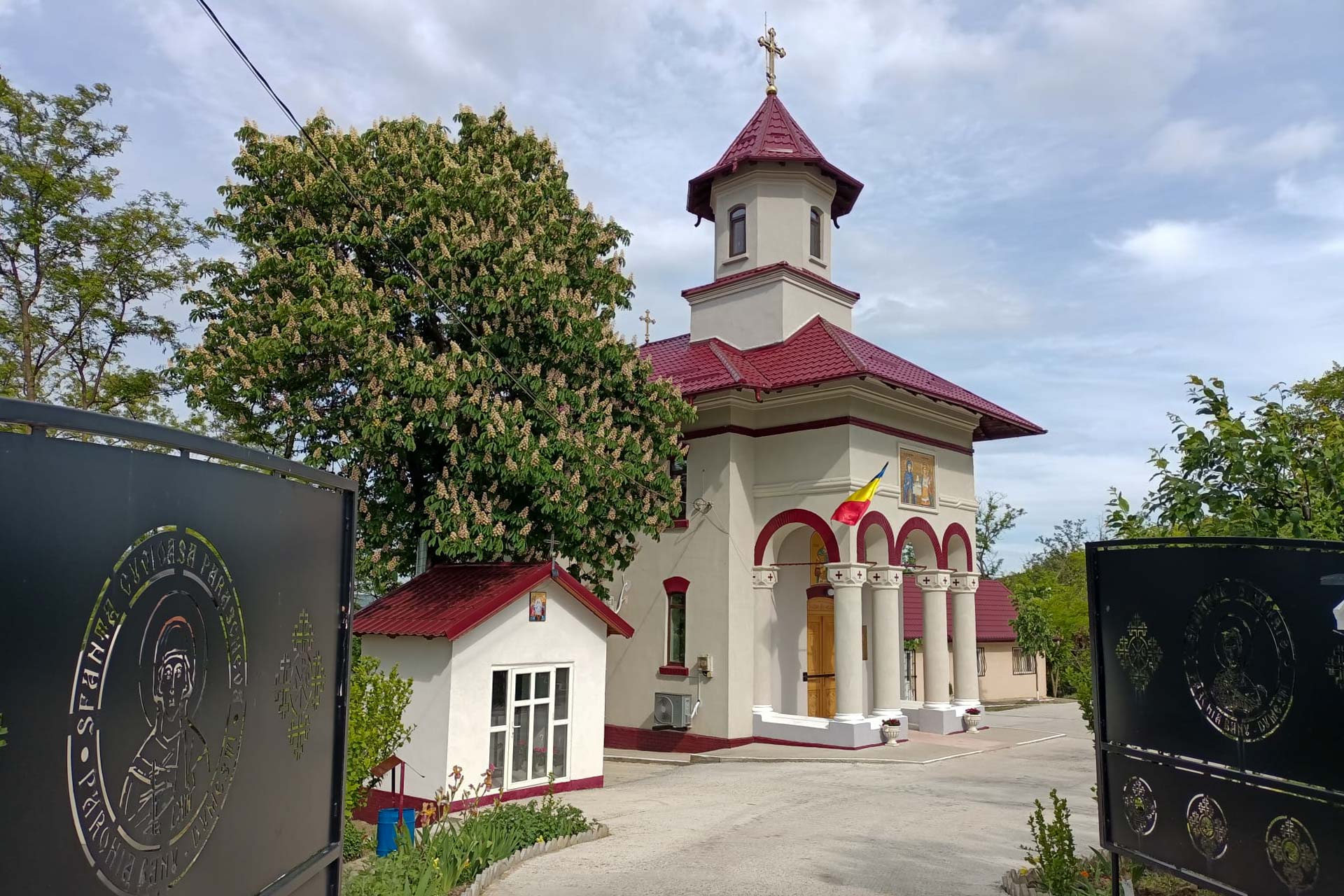 Lăcașul de cult al Parohiei „Sfânta Cuvioasă Parascheva și Sfântul Mare Mucenic Dimitrie” din satul Banu, resfințit de PS Nichifor Botoșăneanul