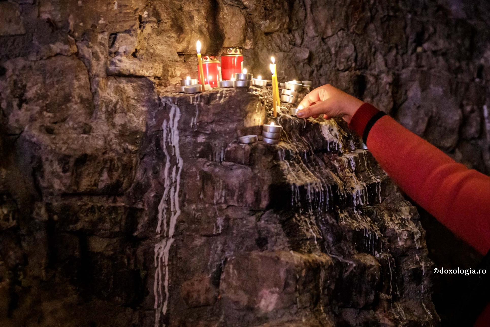 Sfântul Proroc Isaia și Sfântul Mucenic Hristofor – modele de credință și nădejde în vremuri grele / Foto: Oana Nechifor lumanari aprinse