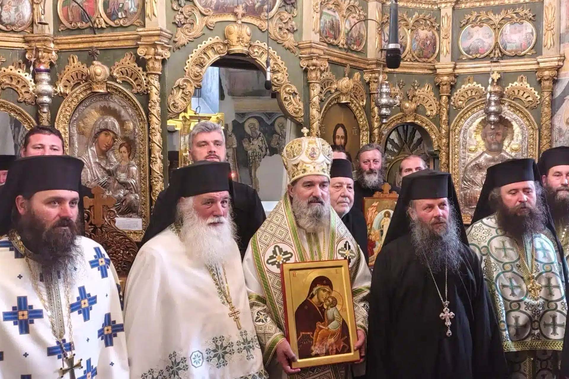 Mănăstirea Coșula și-a sărbătorit cu aleasă bucurie hramul de vară în cinstea Sfântului Cuvios Sila / Foto: stiridinbucovina.ro Mănăstirea Coșula și-a sărbătorit cu aleasă bucurie hramul de vară în cinstea Sfântului Cuvios Sila