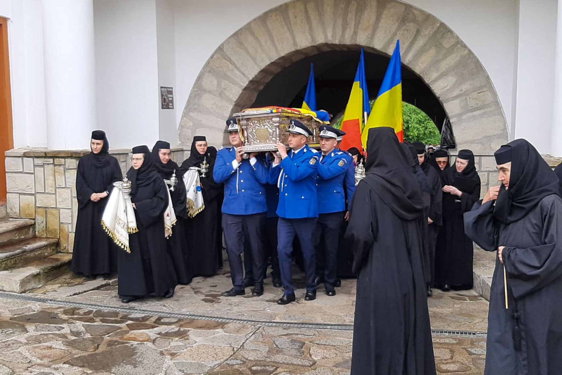 Moaștele Sfântului Martir Constantin Brâncoveanu, aduse spre închinare la Mănăstirea Văratec