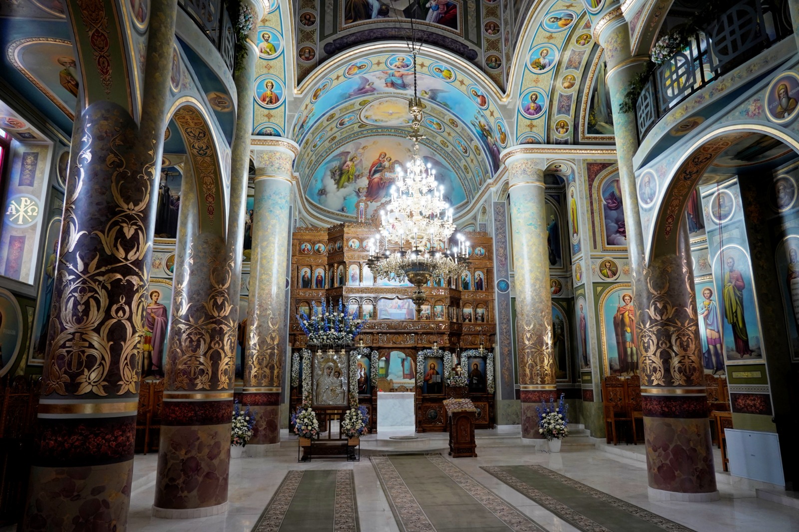 O nouă file de istorie pentru credincioșii din Pașcani: Biserica „Sfânta Vineri” a îmbrăcat, după peste 30 de ani de jertfă, haina cea nouă a sfințirii