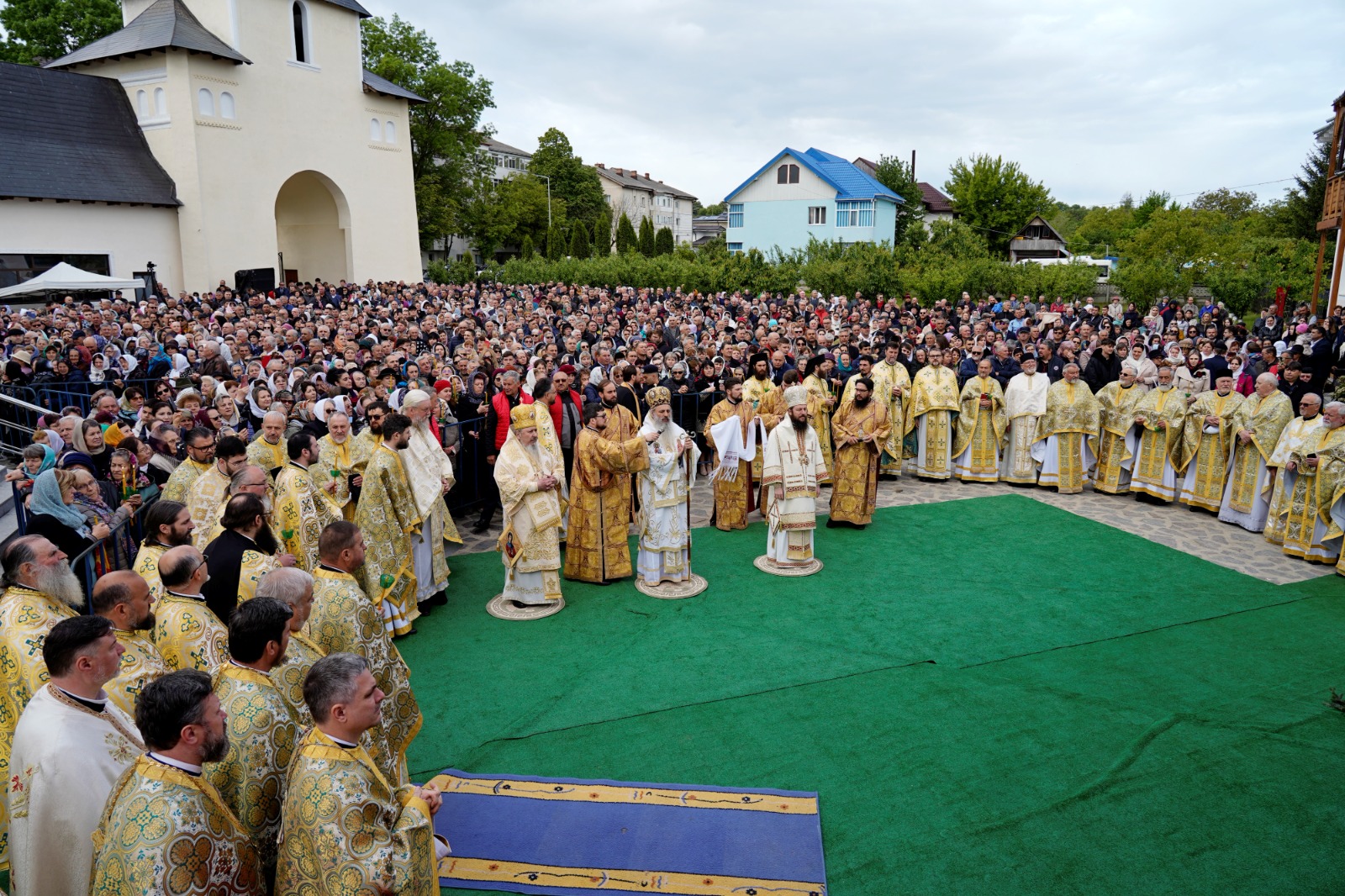 O nouă file de istorie pentru credincioșii din Pașcani: Biserica „Sfânta Vineri” a îmbrăcat, după peste 30 de ani de jertfă, haina cea nouă a sfințirii