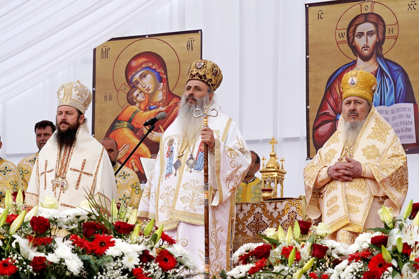 O nouă file de istorie pentru credincioșii din Pașcani: Biserica „Sfânta Vineri” a îmbrăcat, după peste 30 de ani de jertfă, haina cea nouă a sfințirii