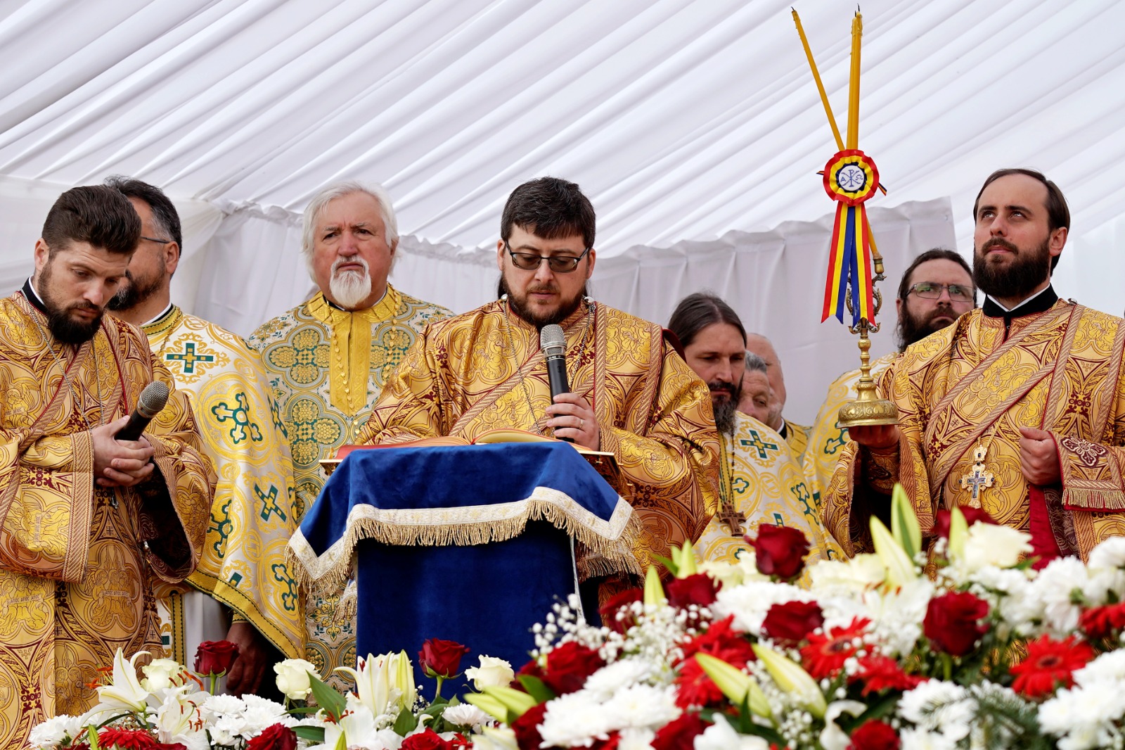 O nouă file de istorie pentru credincioșii din Pașcani: Biserica „Sfânta Vineri” a îmbrăcat, după peste 30 de ani de jertfă, haina cea nouă a sfințirii