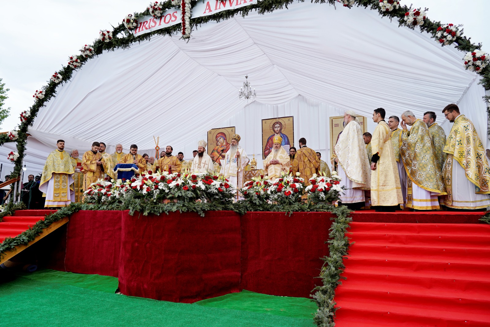 O nouă file de istorie pentru credincioșii din Pașcani: Biserica „Sfânta Vineri” a îmbrăcat, după peste 30 de ani de jertfă, haina cea nouă a sfințirii