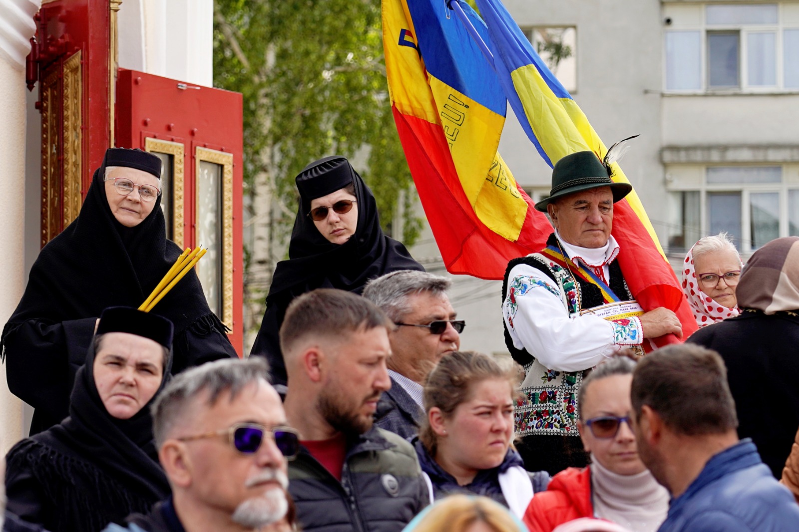 O nouă file de istorie pentru credincioșii din Pașcani: Biserica „Sfânta Vineri” a îmbrăcat, după peste 30 de ani de jertfă, haina cea nouă a sfințirii