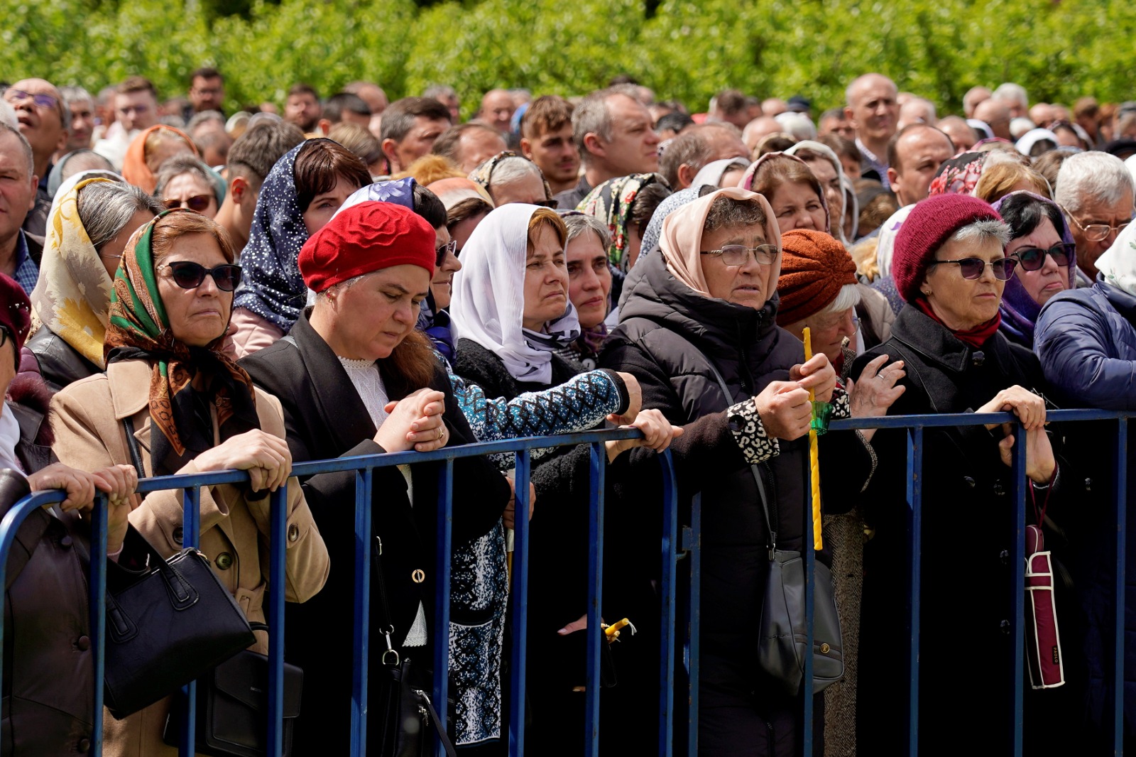 O nouă file de istorie pentru credincioșii din Pașcani: Biserica „Sfânta Vineri” a îmbrăcat, după peste 30 de ani de jertfă, haina cea nouă a sfințirii