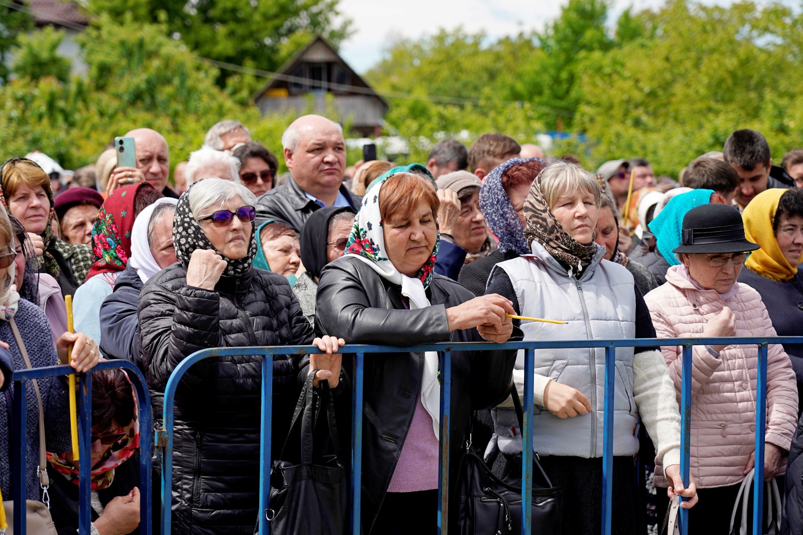 O nouă file de istorie pentru credincioșii din Pașcani: Biserica „Sfânta Vineri” a îmbrăcat, după peste 30 de ani de jertfă, haina cea nouă a sfințirii