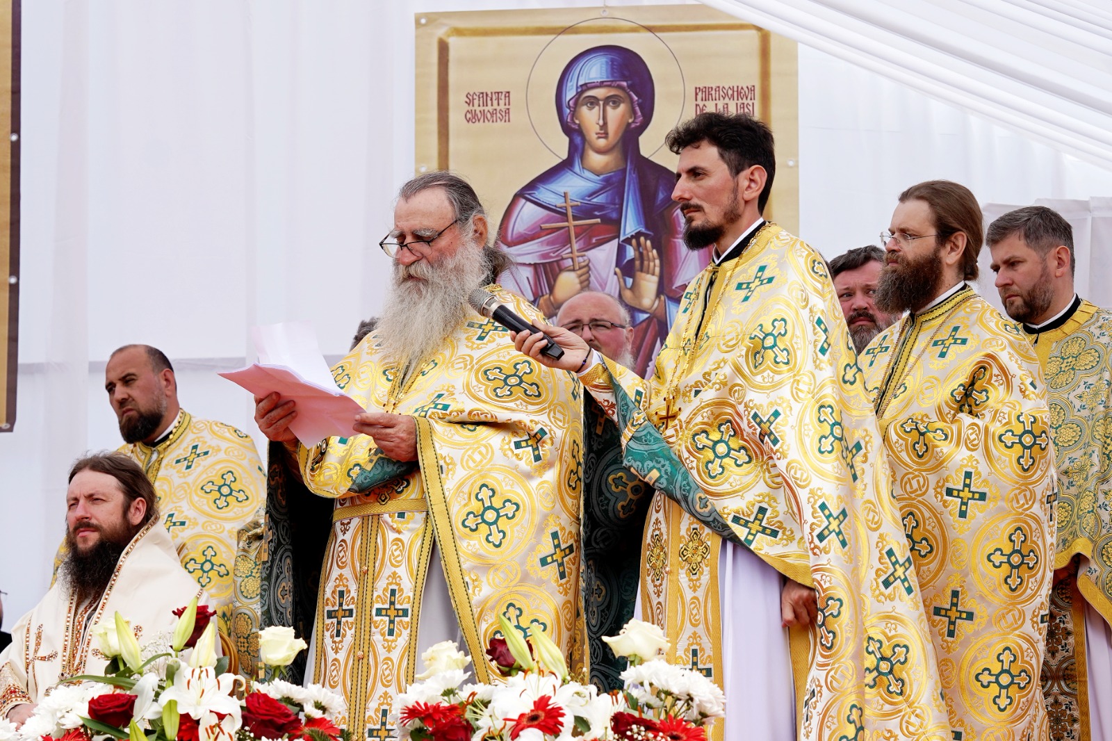 O nouă file de istorie pentru credincioșii din Pașcani: Biserica „Sfânta Vineri” a îmbrăcat, după peste 30 de ani de jertfă, haina cea nouă a sfințirii