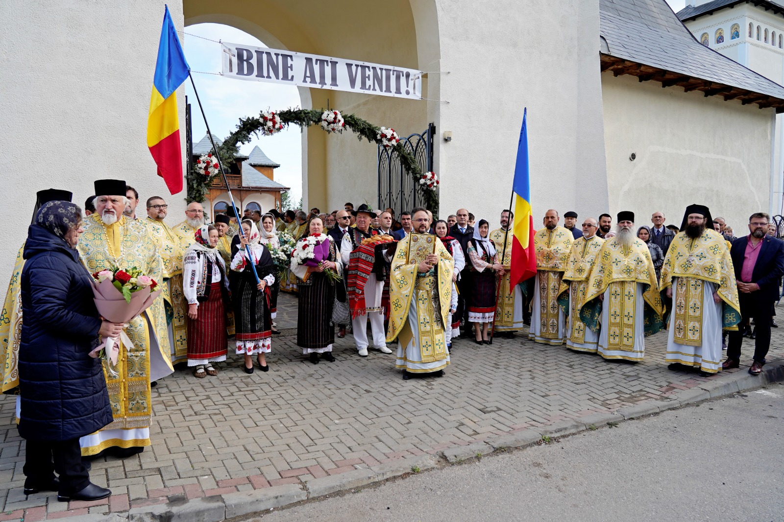 O nouă file de istorie pentru credincioșii din Pașcani: Biserica „Sfânta Vineri” a îmbrăcat, după peste 30 de ani de jertfă, haina cea nouă a sfințirii