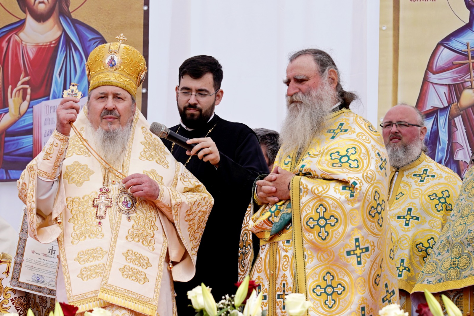 O nouă file de istorie pentru credincioșii din Pașcani: Biserica „Sfânta Vineri” a îmbrăcat, după peste 30 de ani de jertfă, haina cea nouă a sfințirii