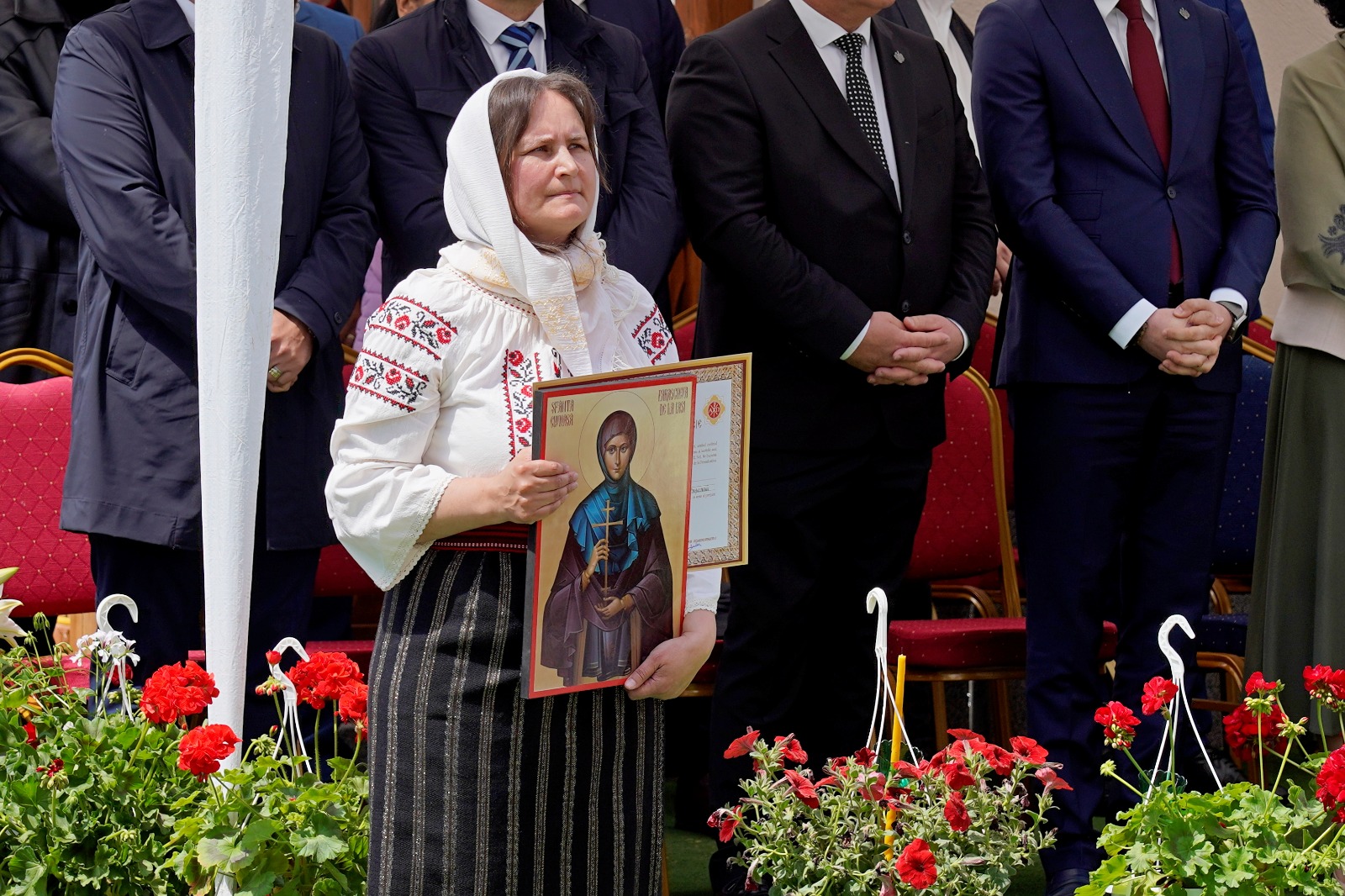 O nouă file de istorie pentru credincioșii din Pașcani: Biserica „Sfânta Vineri” a îmbrăcat, după peste 30 de ani de jertfă, haina cea nouă a sfințirii