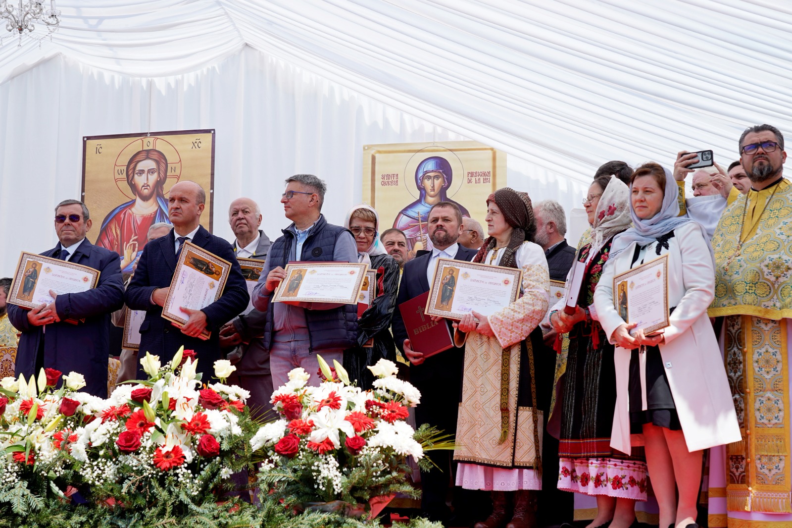 O nouă file de istorie pentru credincioșii din Pașcani: Biserica „Sfânta Vineri” a îmbrăcat, după peste 30 de ani de jertfă, haina cea nouă a sfințirii