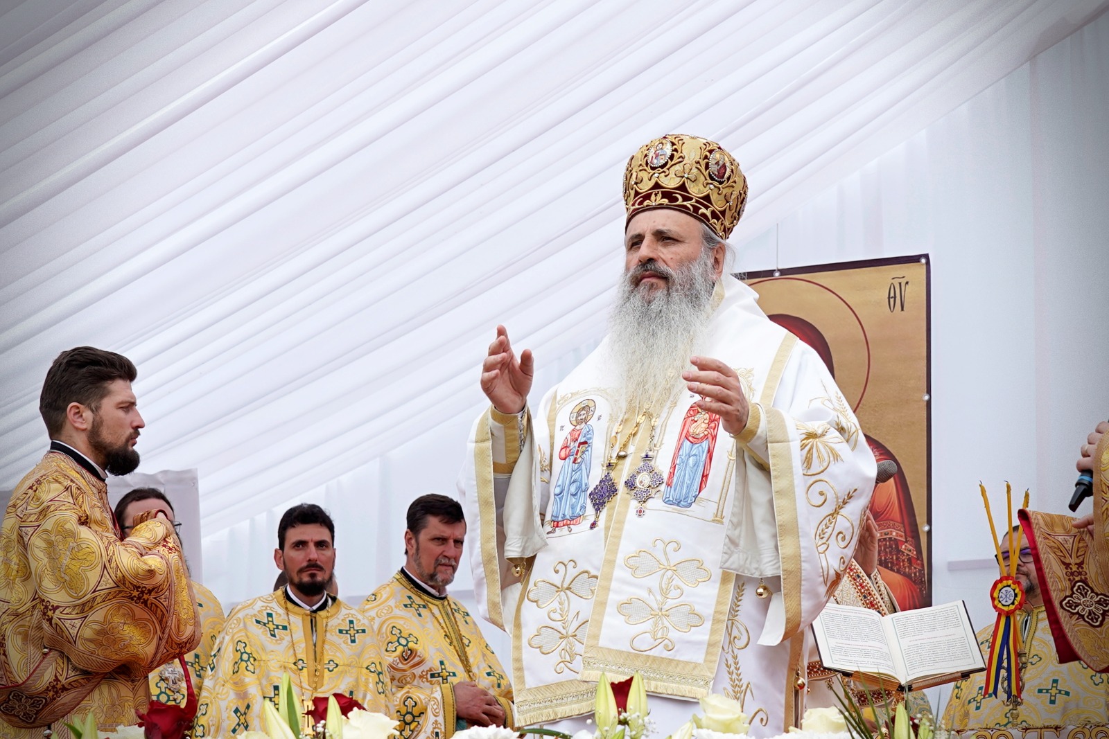 O nouă file de istorie pentru credincioșii din Pașcani: Biserica „Sfânta Vineri” a îmbrăcat, după peste 30 de ani de jertfă, haina cea nouă a sfințirii