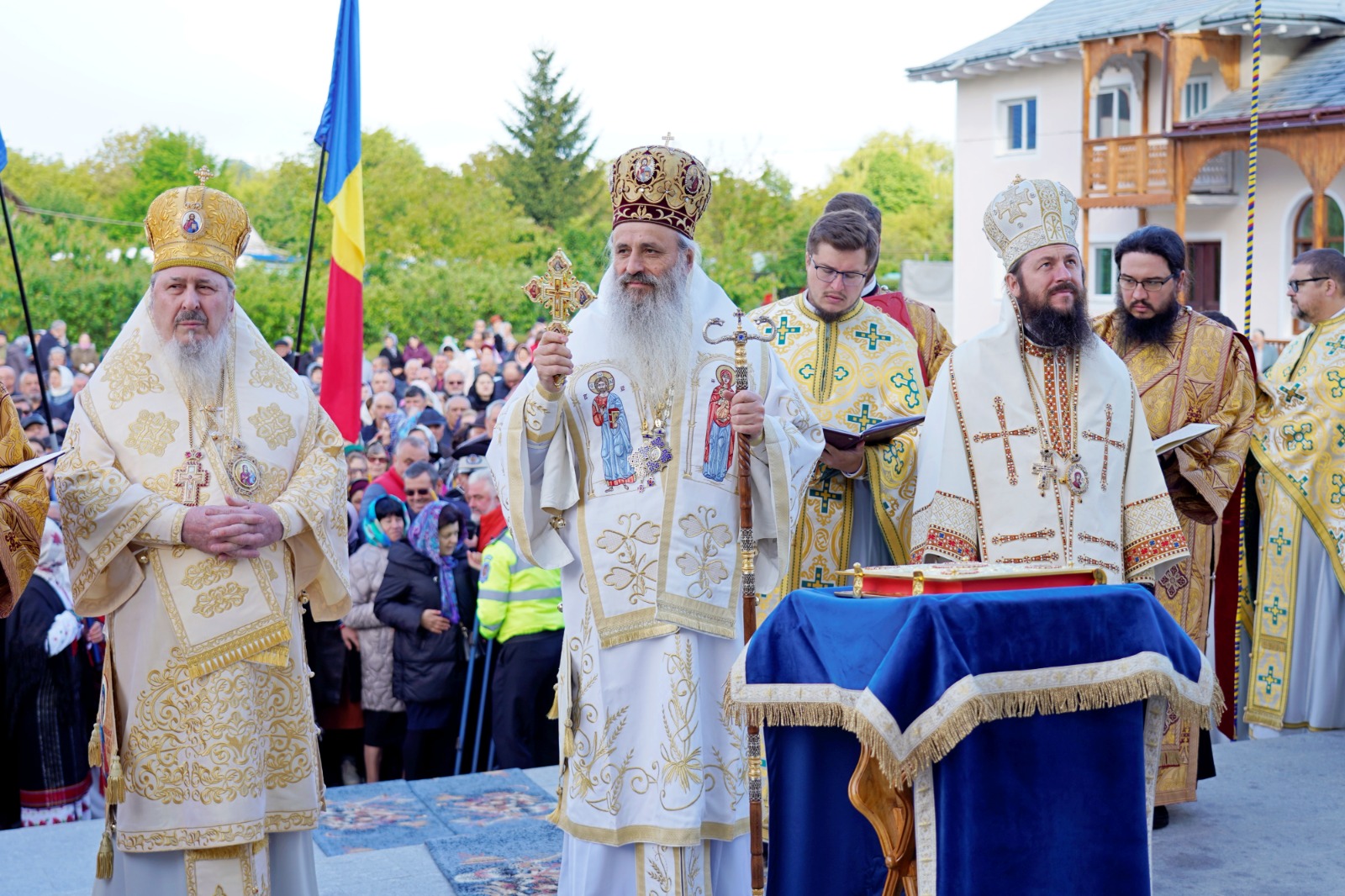 O nouă file de istorie pentru credincioșii din Pașcani: Biserica „Sfânta Vineri” a îmbrăcat, după peste 30 de ani de jertfă, haina cea nouă a sfințirii