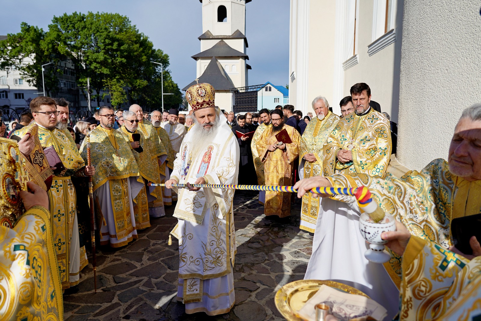 O nouă file de istorie pentru credincioșii din Pașcani: Biserica „Sfânta Vineri” a îmbrăcat, după peste 30 de ani de jertfă, haina cea nouă a sfințirii