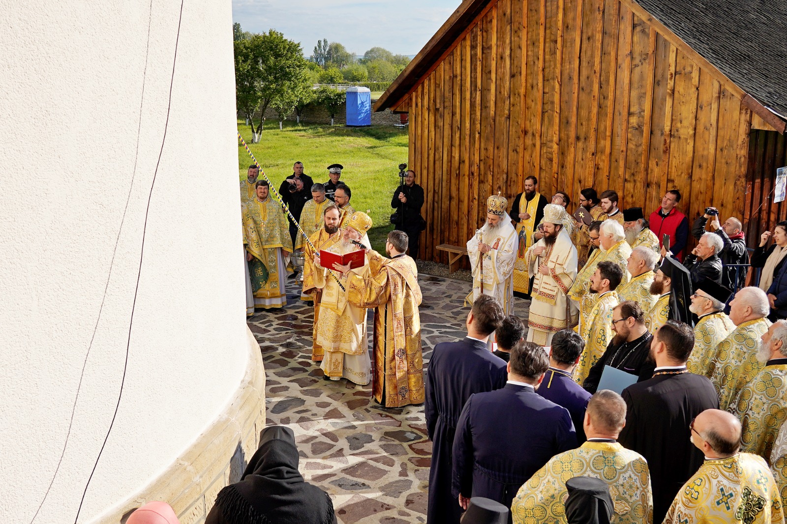 O nouă file de istorie pentru credincioșii din Pașcani: Biserica „Sfânta Vineri” a îmbrăcat, după peste 30 de ani de jertfă, haina cea nouă a sfințirii