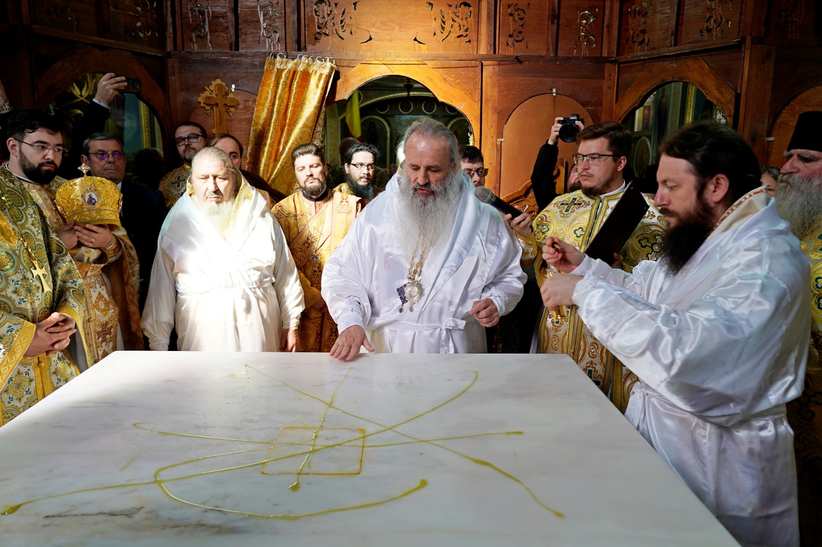 O nouă file de istorie pentru credincioșii din Pașcani: Biserica „Sfânta Vineri” a îmbrăcat, după peste 30 de ani de jertfă, haina cea nouă a sfințirii