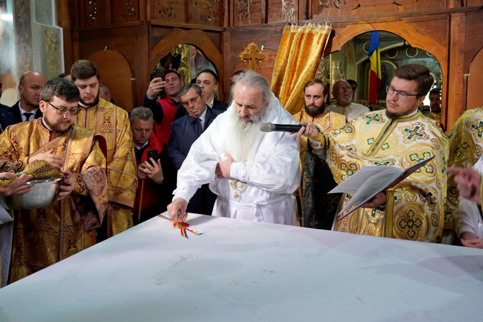 O nouă file de istorie pentru credincioșii din Pașcani: Biserica „Sfânta Vineri” a îmbrăcat, după peste 30 de ani de jertfă, haina cea nouă a sfințirii