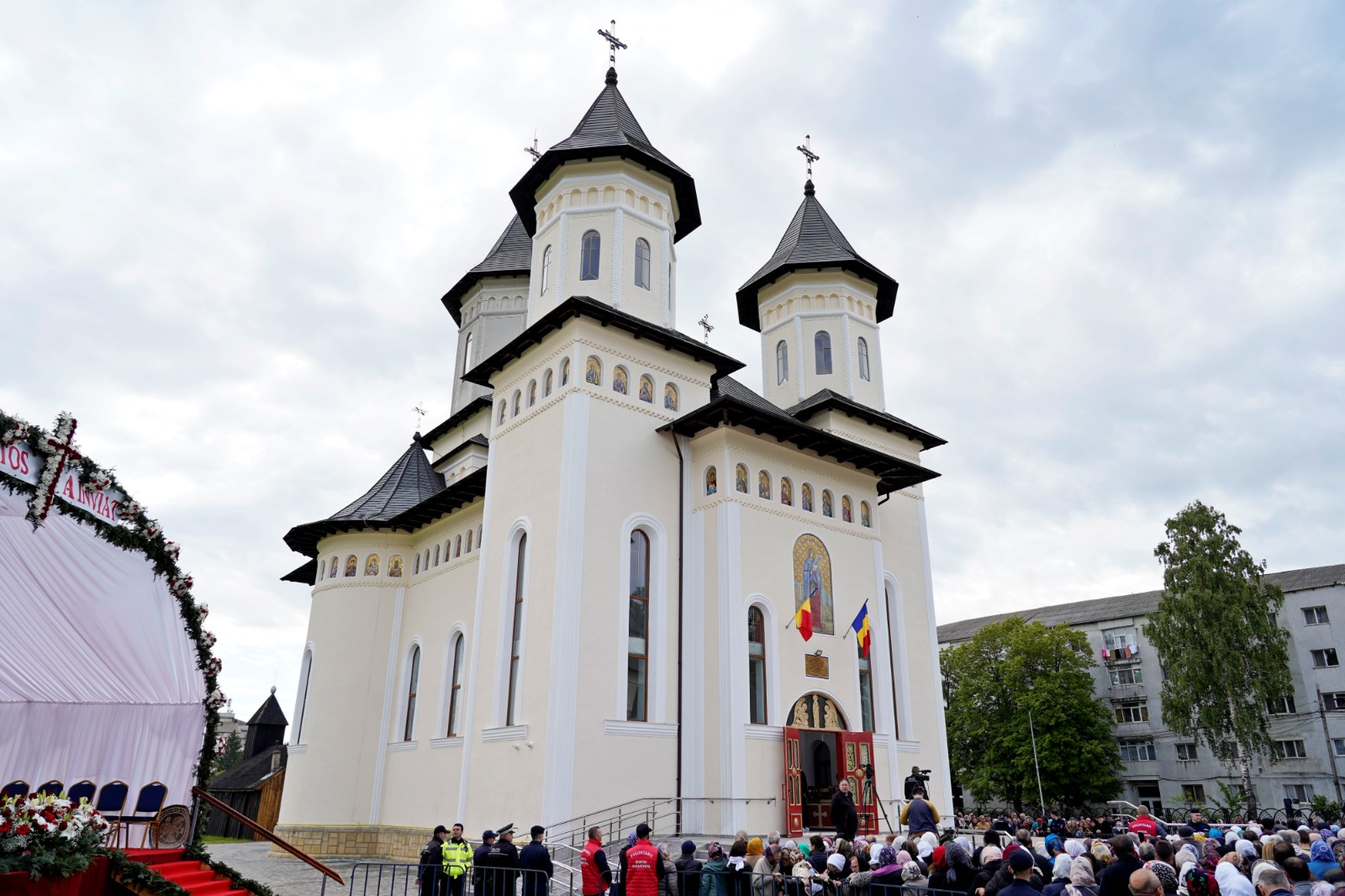 O nouă file de istorie pentru credincioșii din Pașcani: Biserica „Sfânta Vineri” a îmbrăcat, după peste 30 de ani de jertfă, haina cea nouă a sfințirii