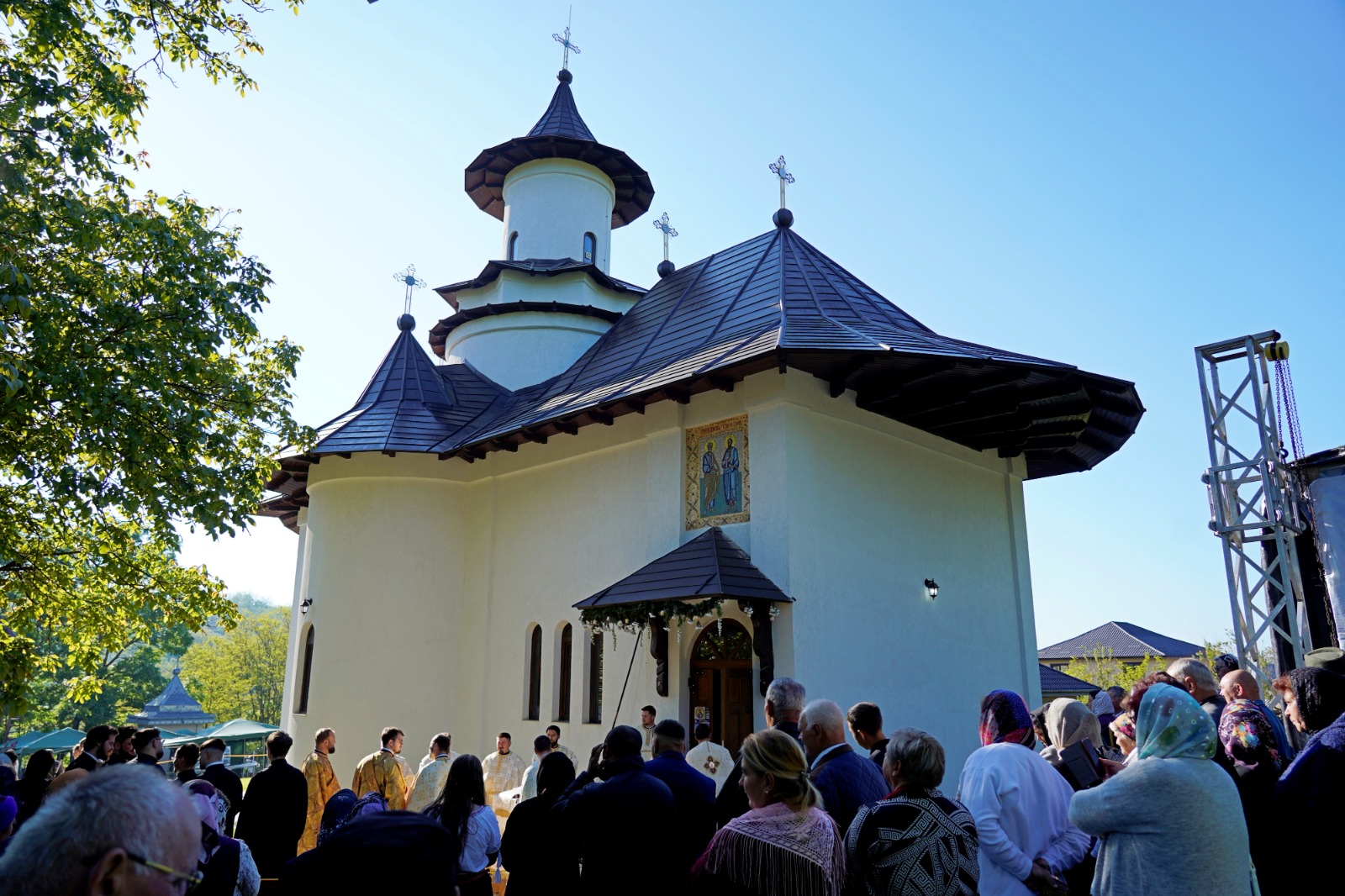O nouă biserică închinată Sfinților Apostoli Petru și Pavel, sfințită de Mitropolitul Moldovei și Bucovinei