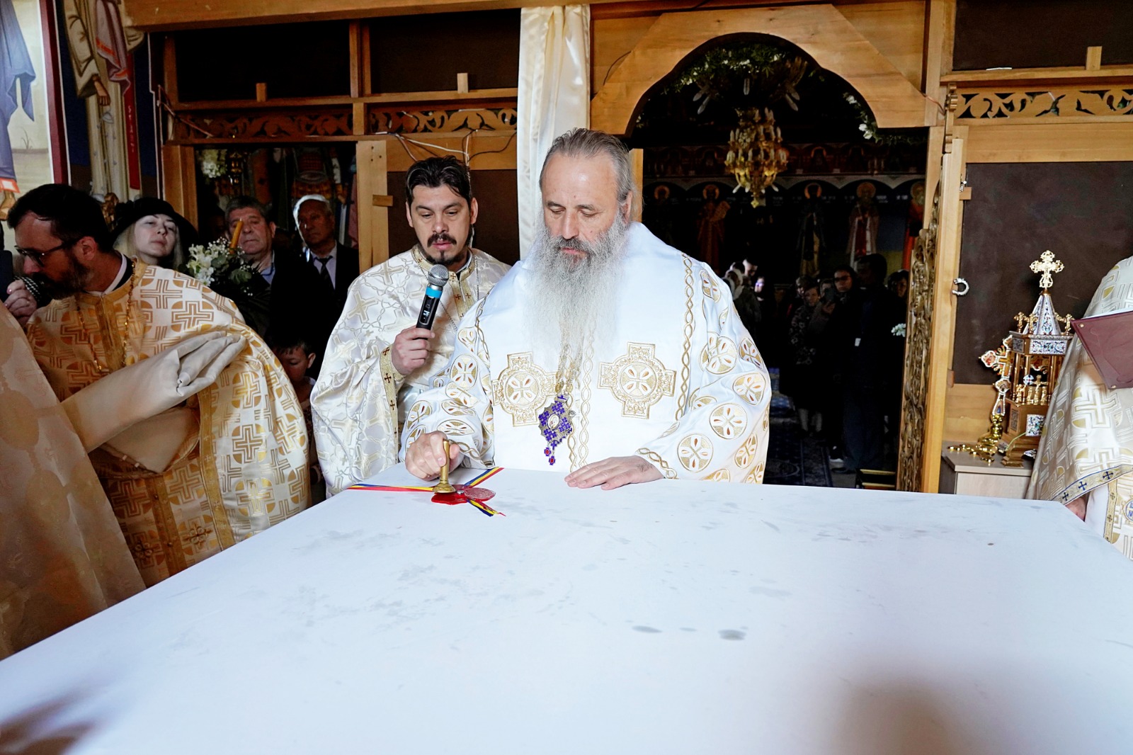 O nouă biserică închinată Sfinților Apostoli Petru și Pavel, sfințită de Mitropolitul Moldovei și Bucovinei