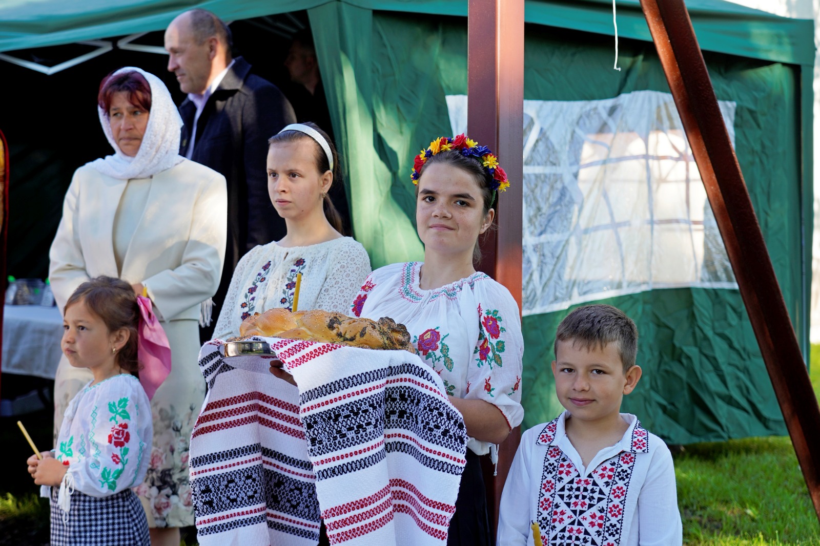 O nouă biserică închinată Sfinților Apostoli Petru și Pavel, sfințită de Mitropolitul Moldovei și Bucovinei