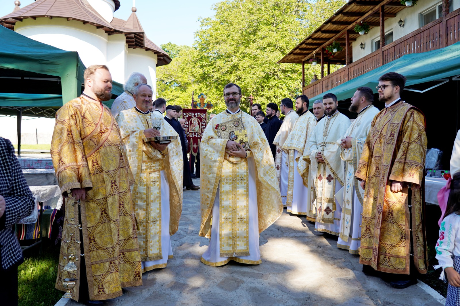 O nouă biserică închinată Sfinților Apostoli Petru și Pavel, sfințită de Mitropolitul Moldovei și Bucovinei