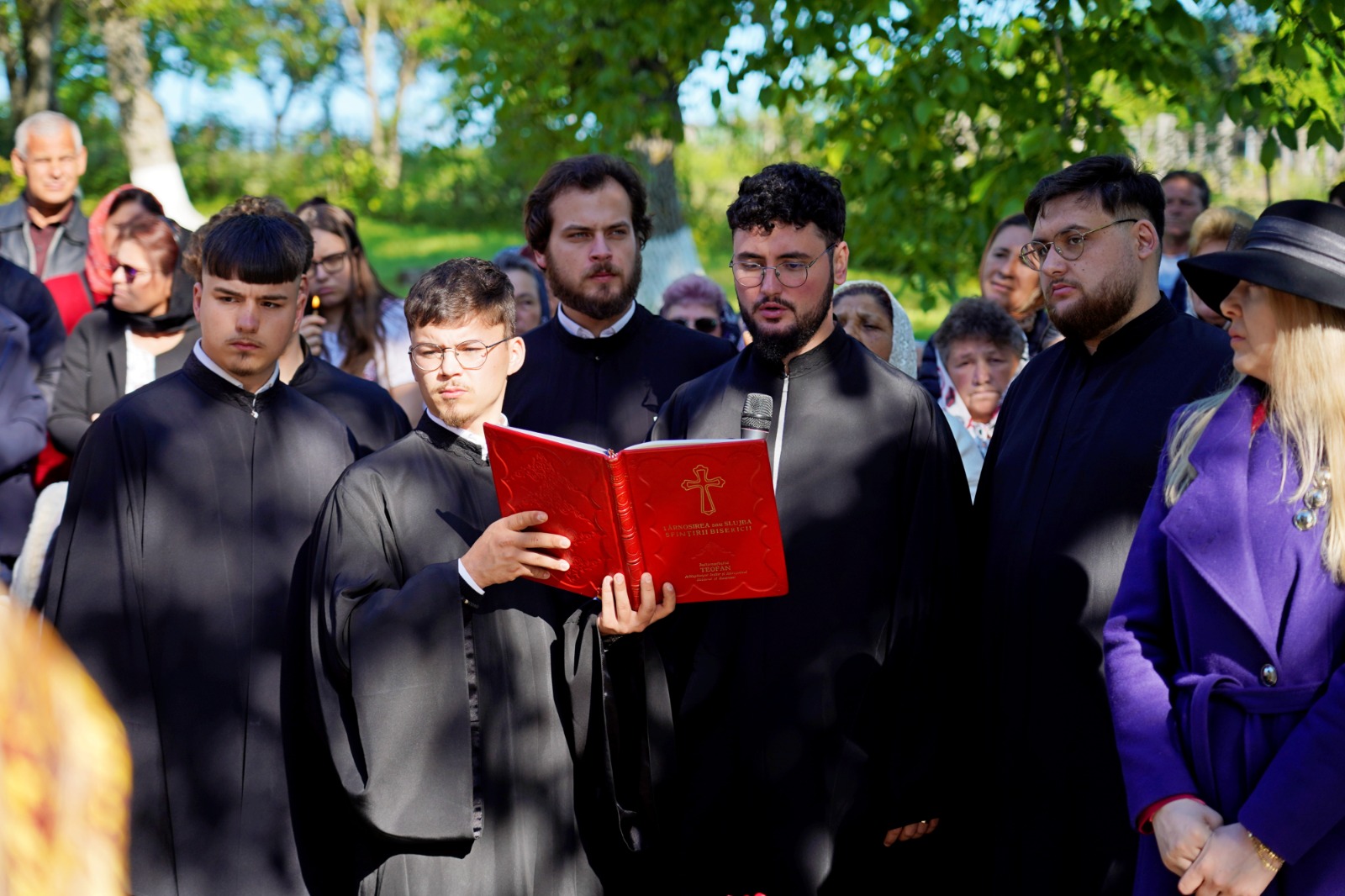 O nouă biserică închinată Sfinților Apostoli Petru și Pavel, sfințită de Mitropolitul Moldovei și Bucovinei