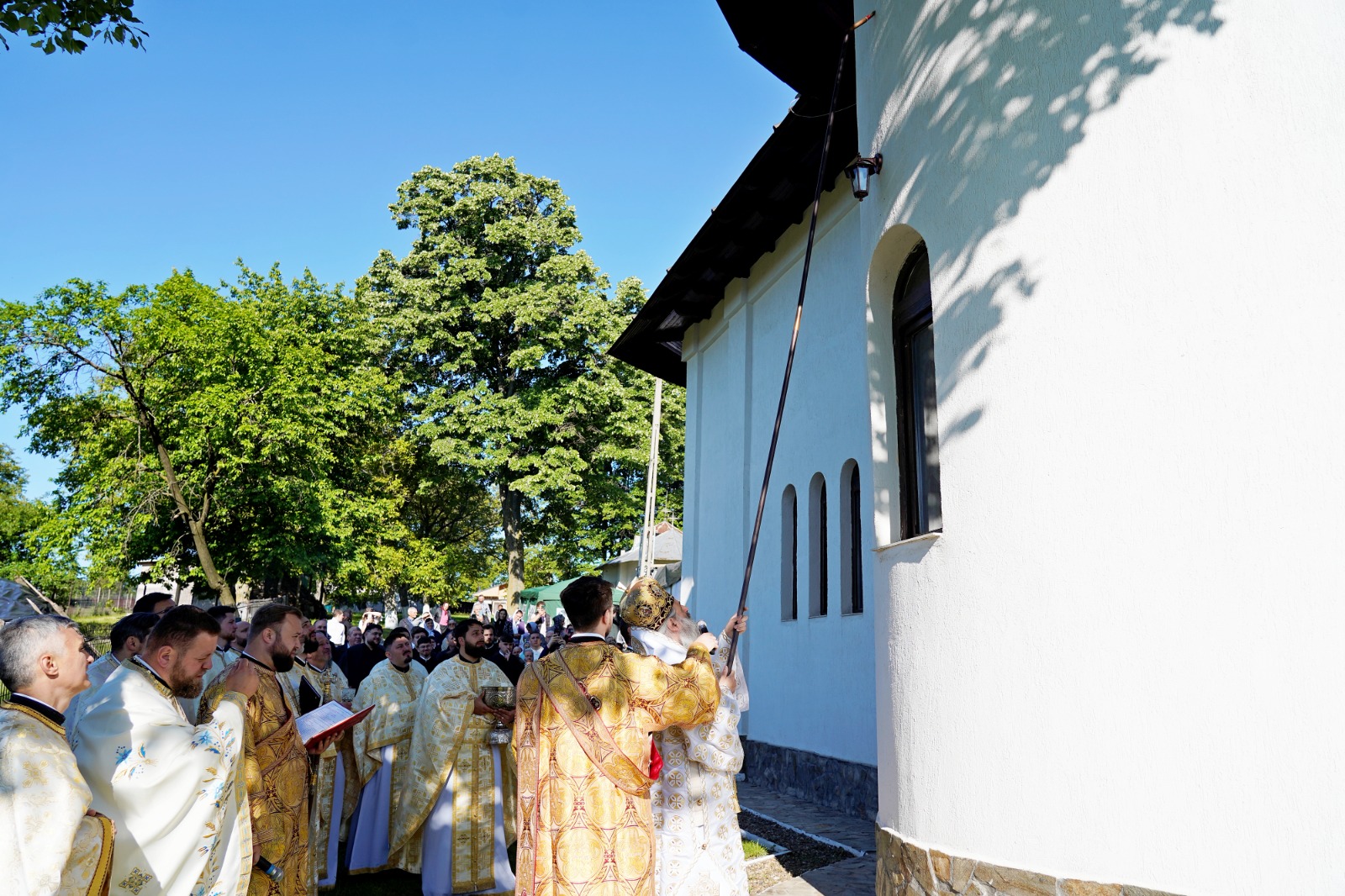 O nouă biserică închinată Sfinților Apostoli Petru și Pavel, sfințită de Mitropolitul Moldovei și Bucovinei