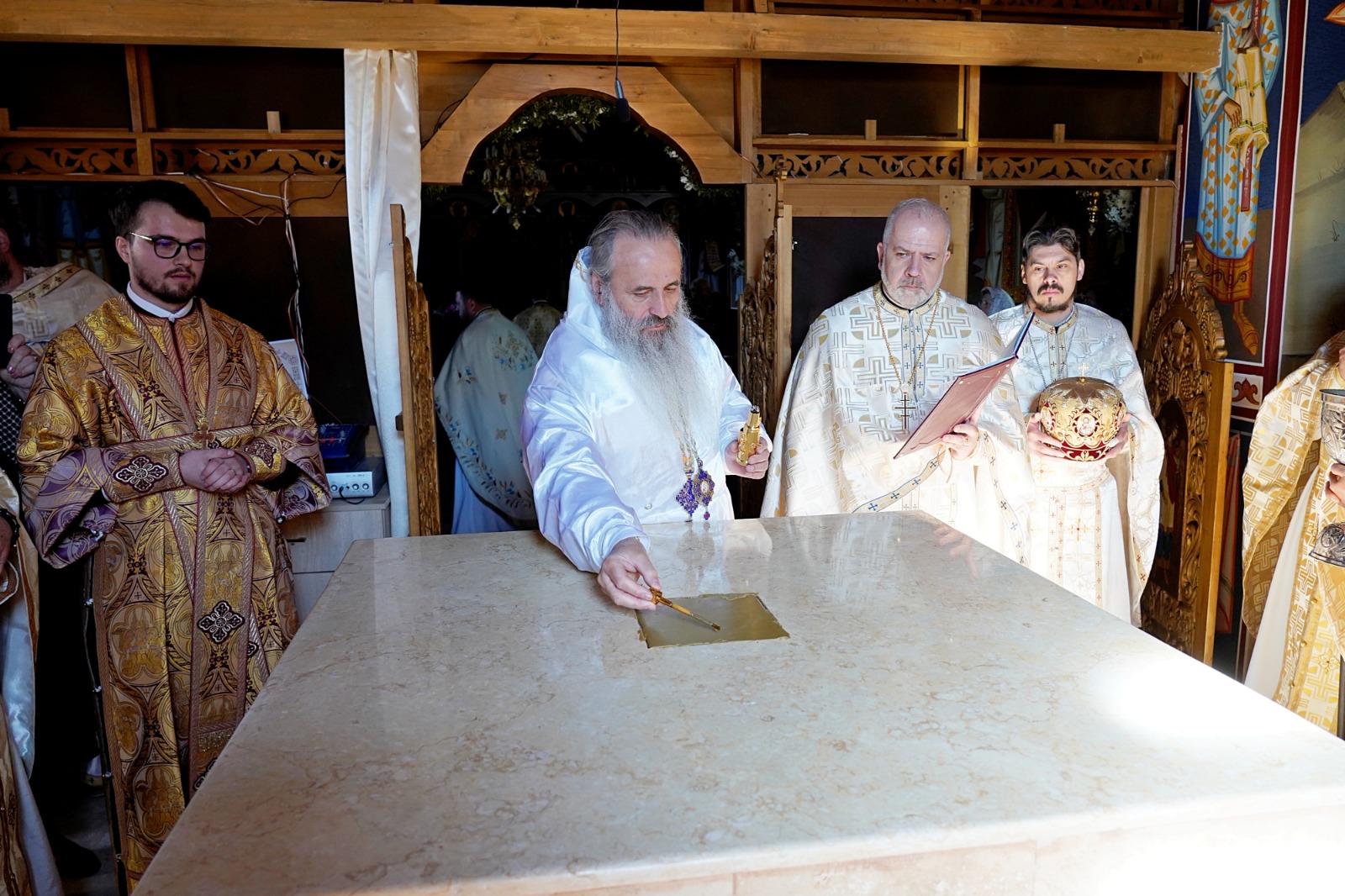 O nouă biserică închinată Sfinților Apostoli Petru și Pavel, sfințită de Mitropolitul Moldovei și Bucovinei