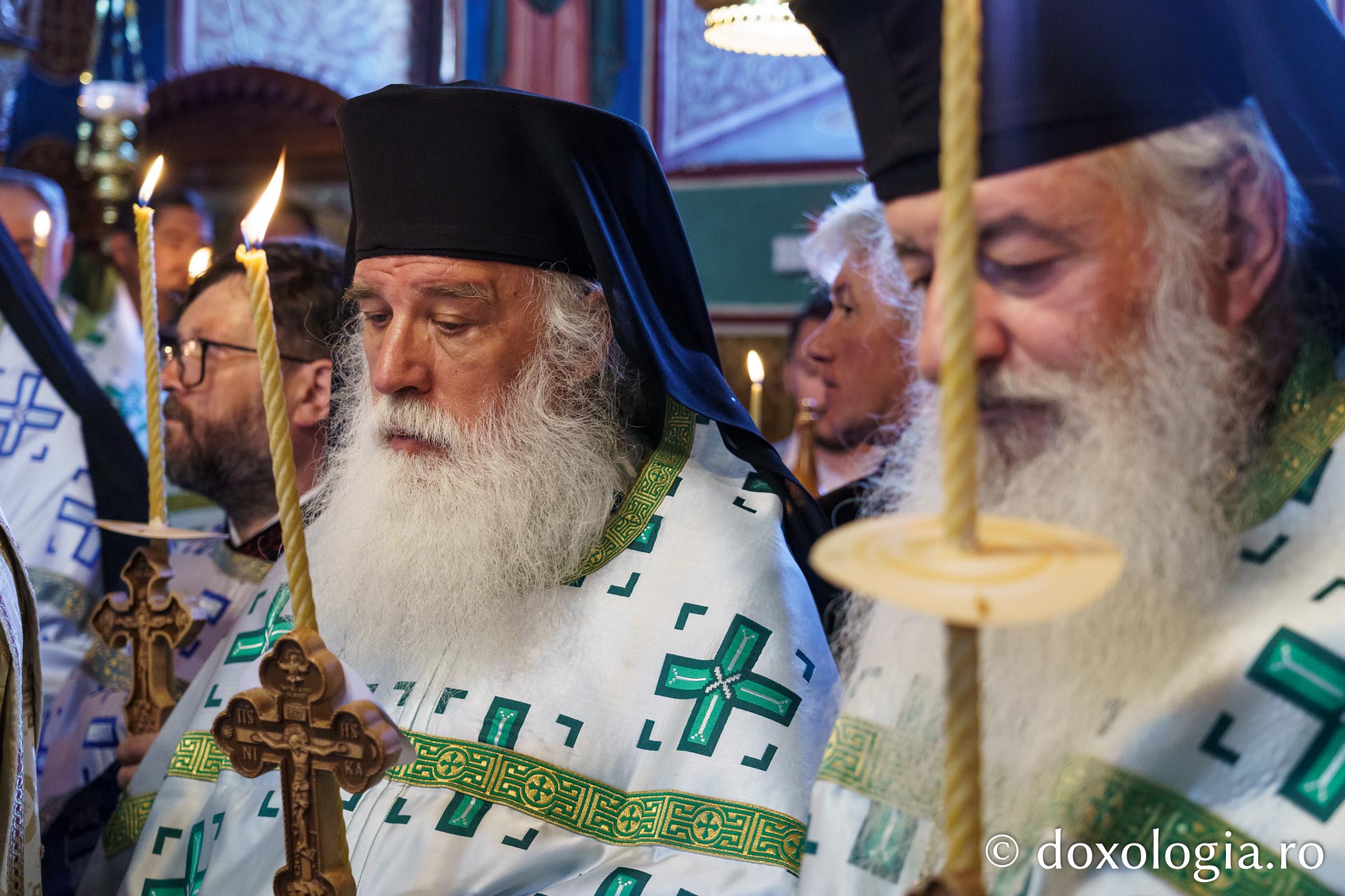 Zeci de credincioși și clerici, la slujba de înmormântare a părintelui Laurențiu Niță