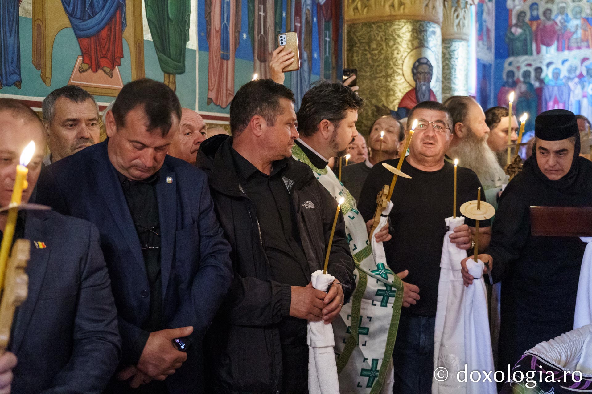 Zeci de credincioși și clerici, la slujba de înmormântare a părintelui Laurențiu Niță